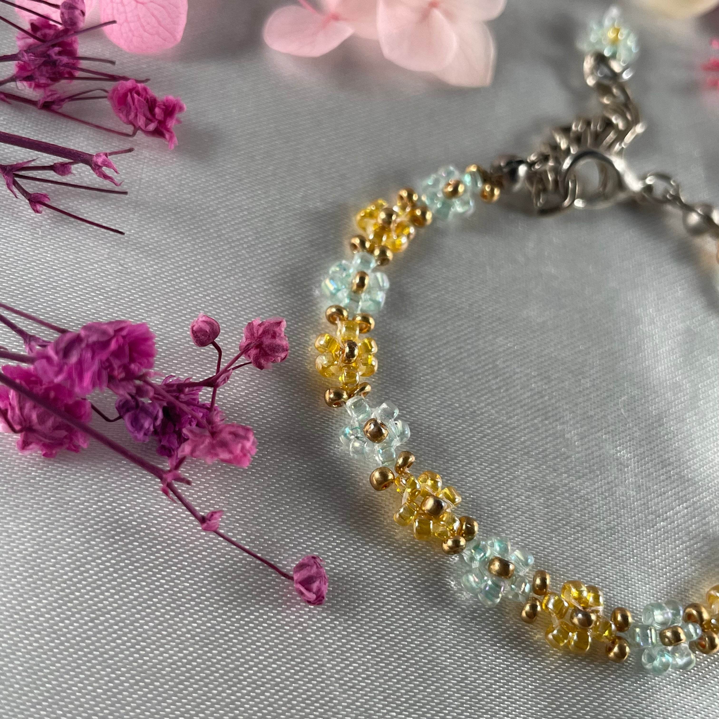 Daisy Flowers bracelet, Golden and Light green with Golden seed bead - Fatatun