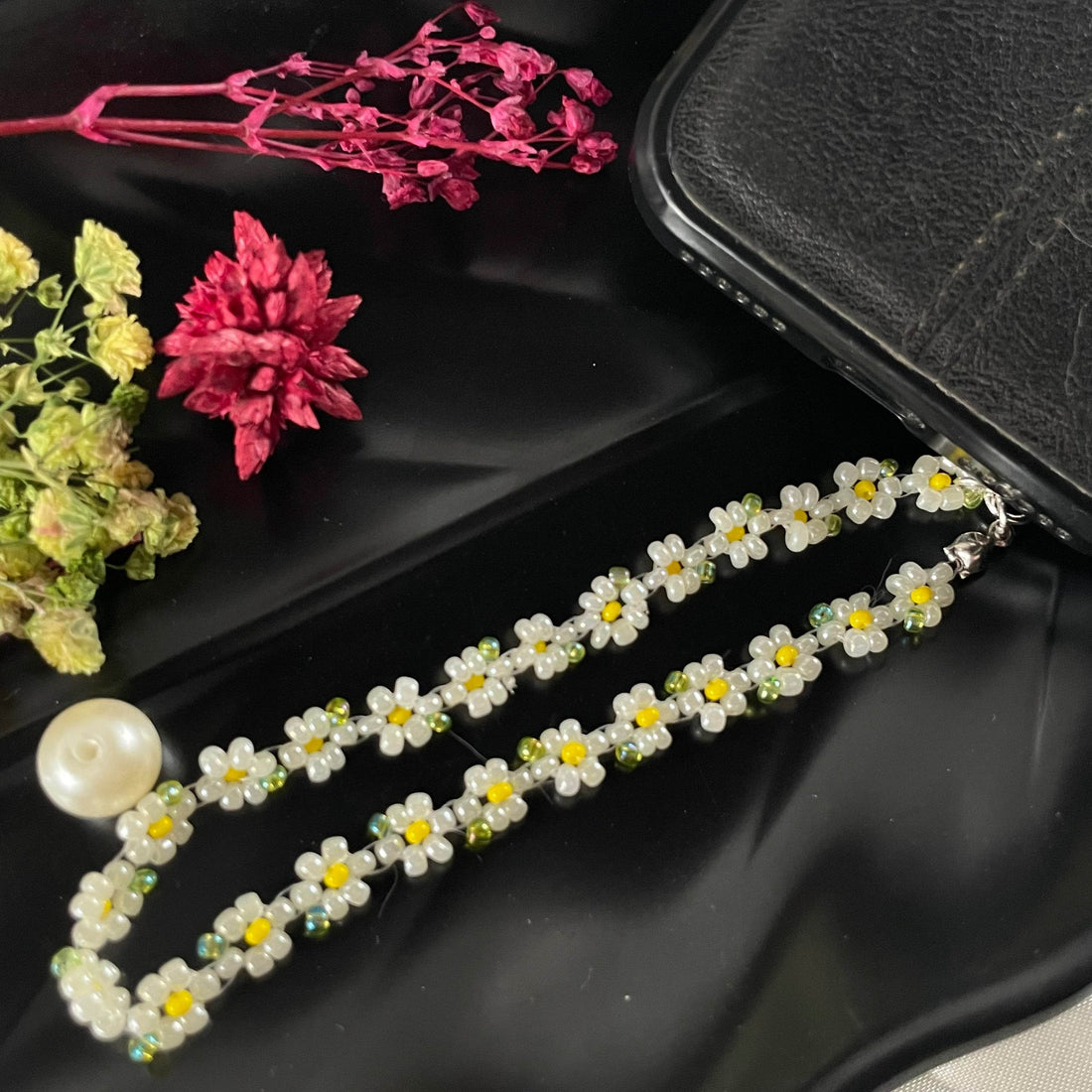 Phone Charm made with seed bead daisy - Fatatun