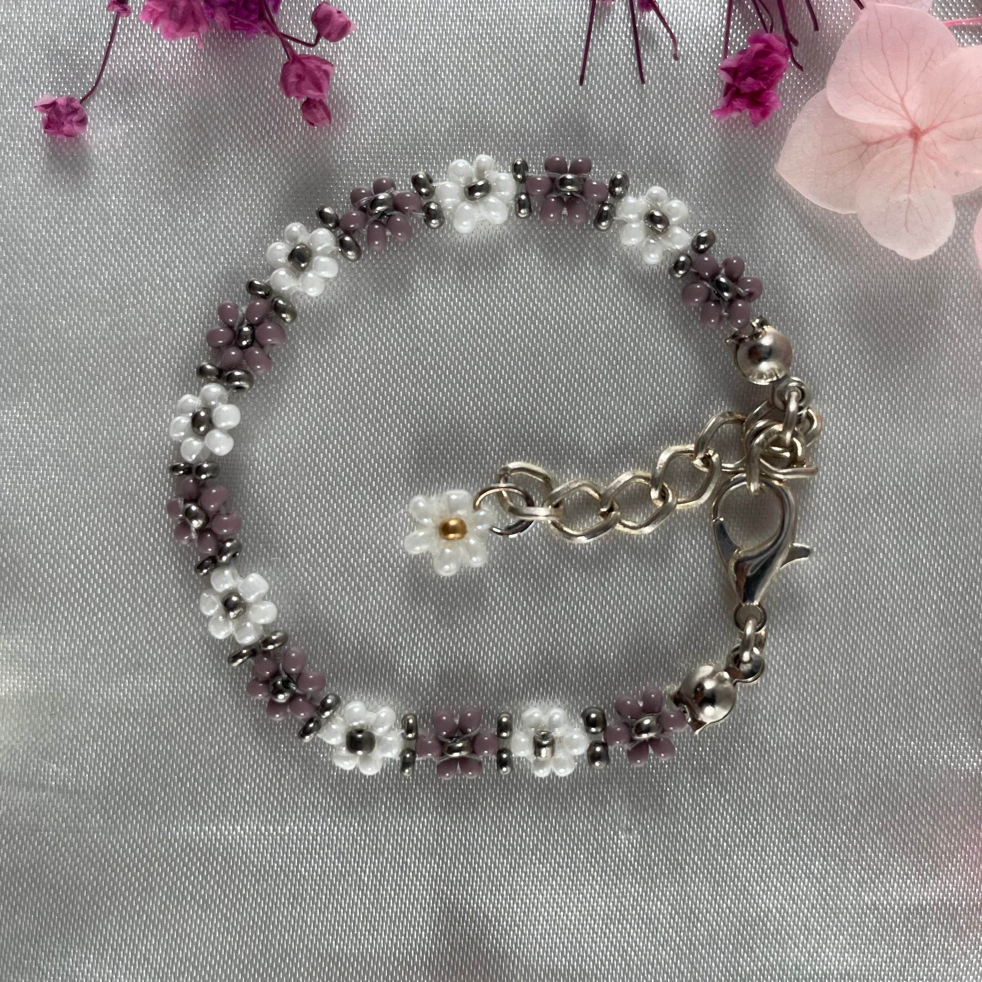 Daisy Flowers bracelet| opaque pastel Mauve, white with silver finishing - Fatatun