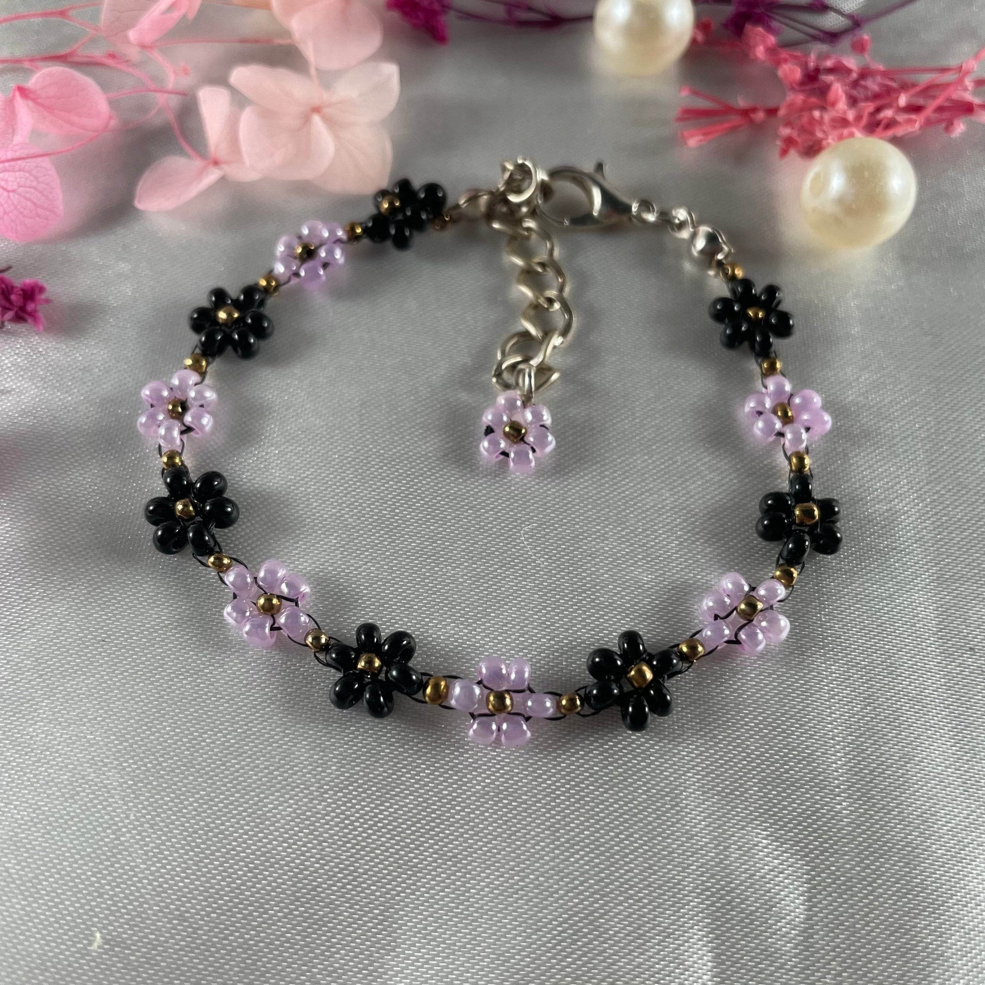 Daisy Flowers bracelet, made with Pastel purple and Black Colour, Golden bead finishing - Fatatun