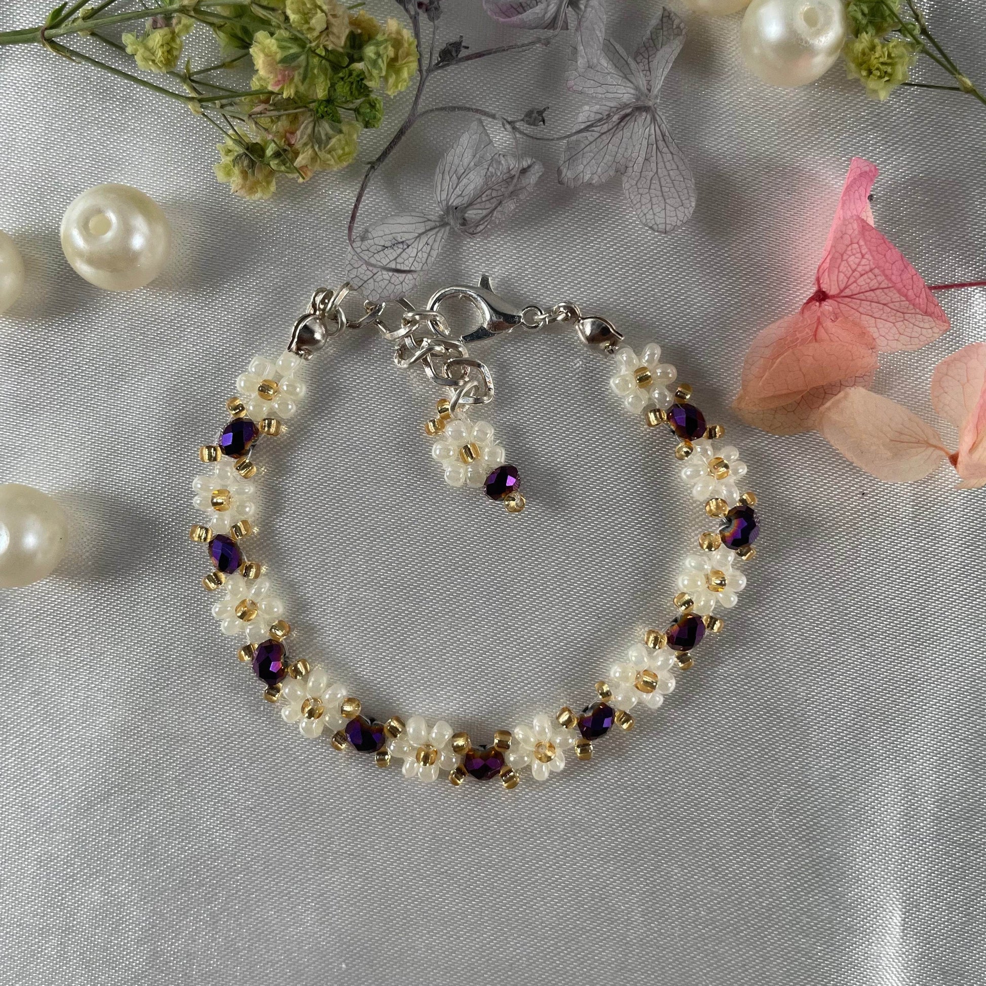 Daisy Flowers bracelet Rondella Crystal | Dark purple, Off-White with Golden seed beads - Fatatun
