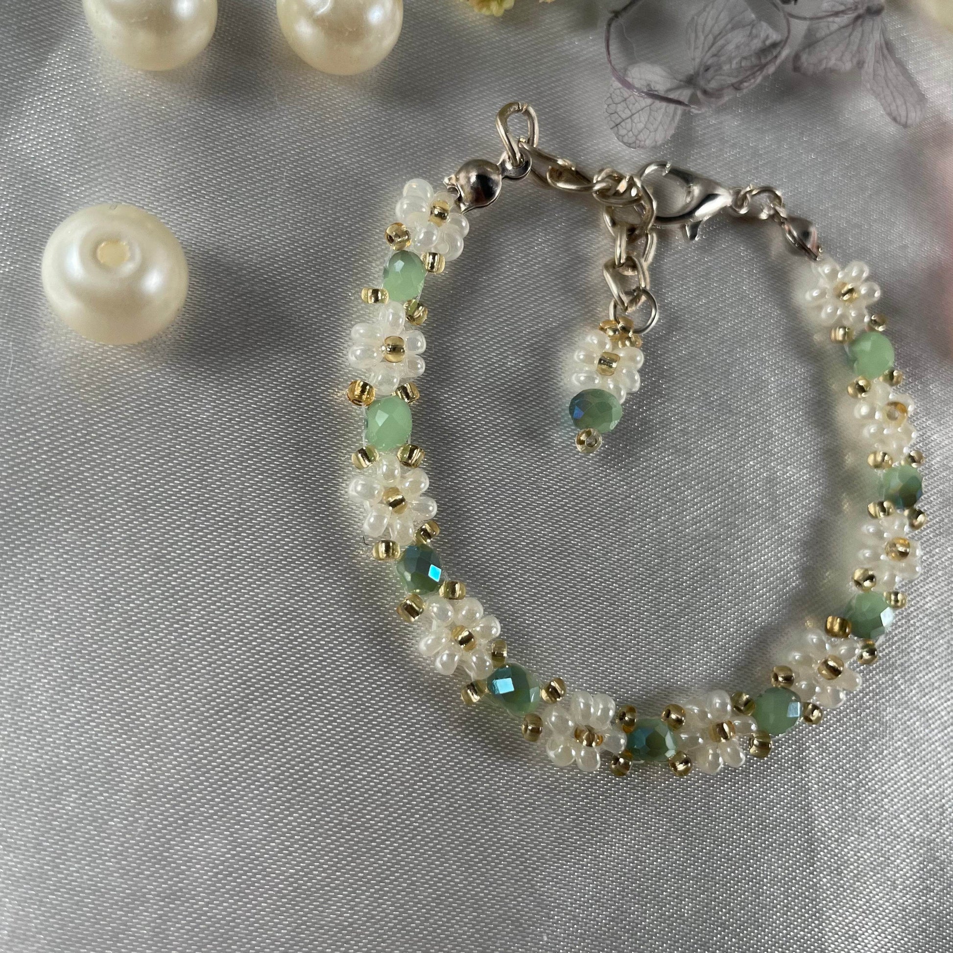 Daisy Flowers bracelet Rondella Crystal | Dual shade Ocean Green, Off-White and Golden seed beads - Fatatun