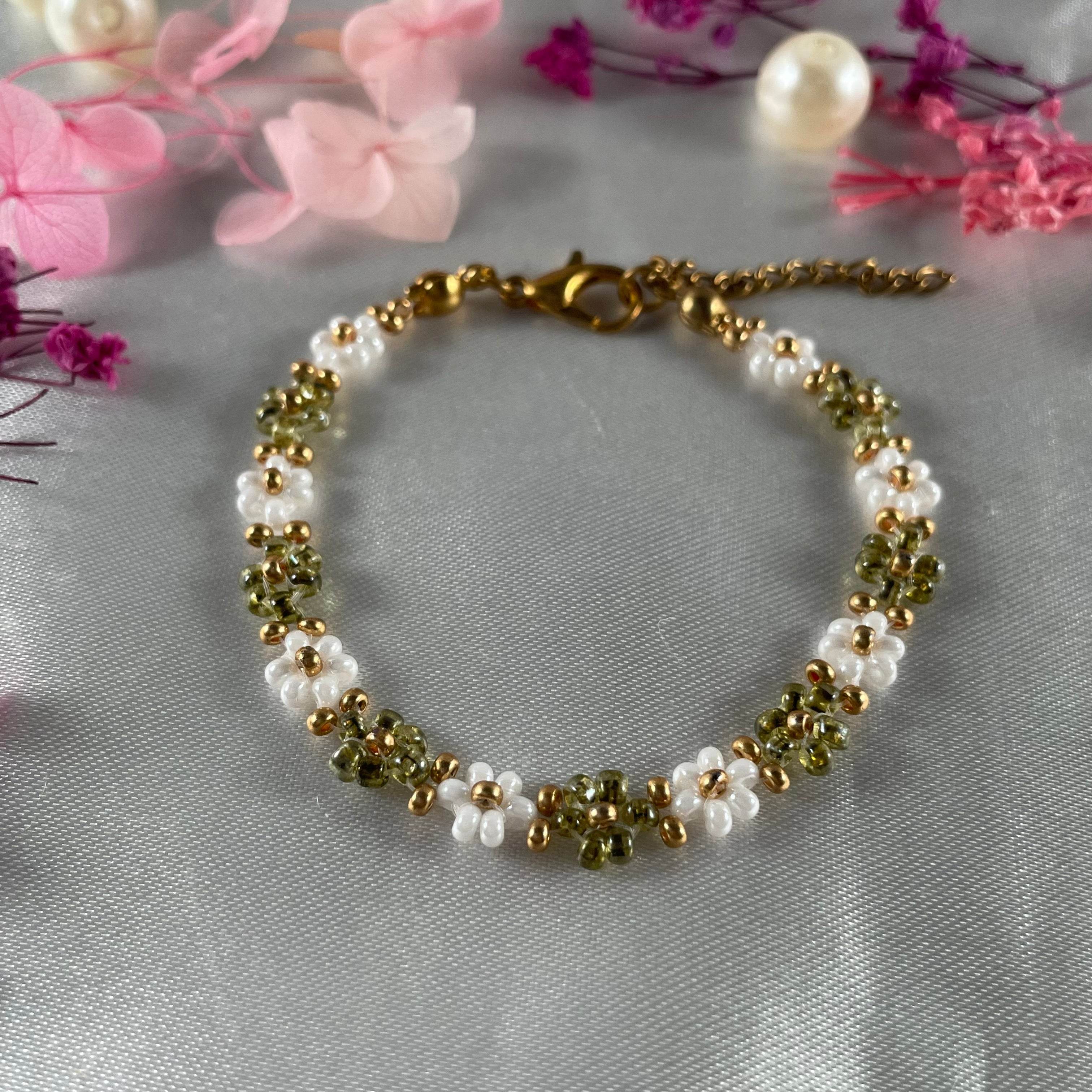 Daisy Flowers bracelet | Olives green and white with Golden seed bead finishing - Fatatun