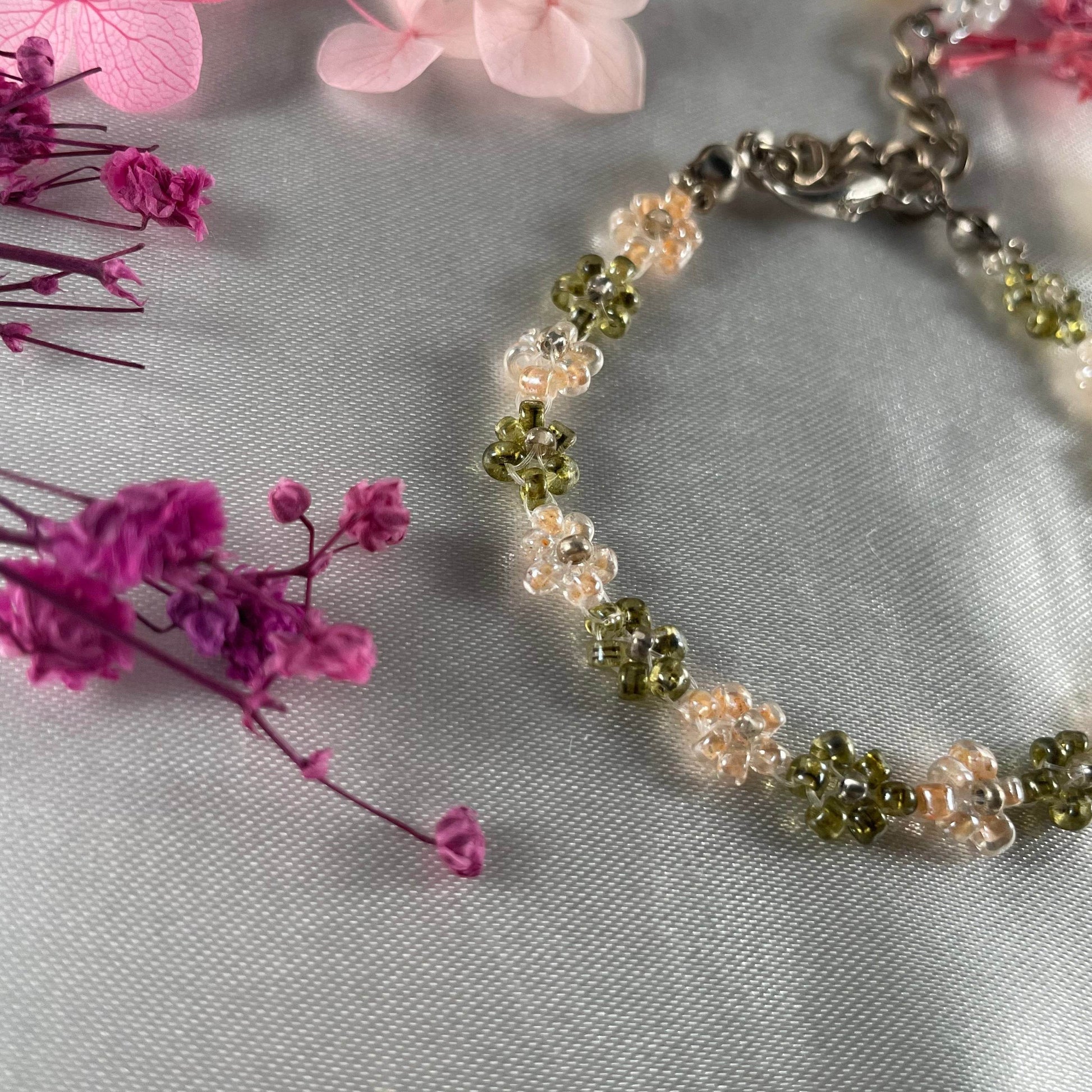 Daisy Flowers bracelet | Olives green and peach with silver seed bead finishing - Fatatun