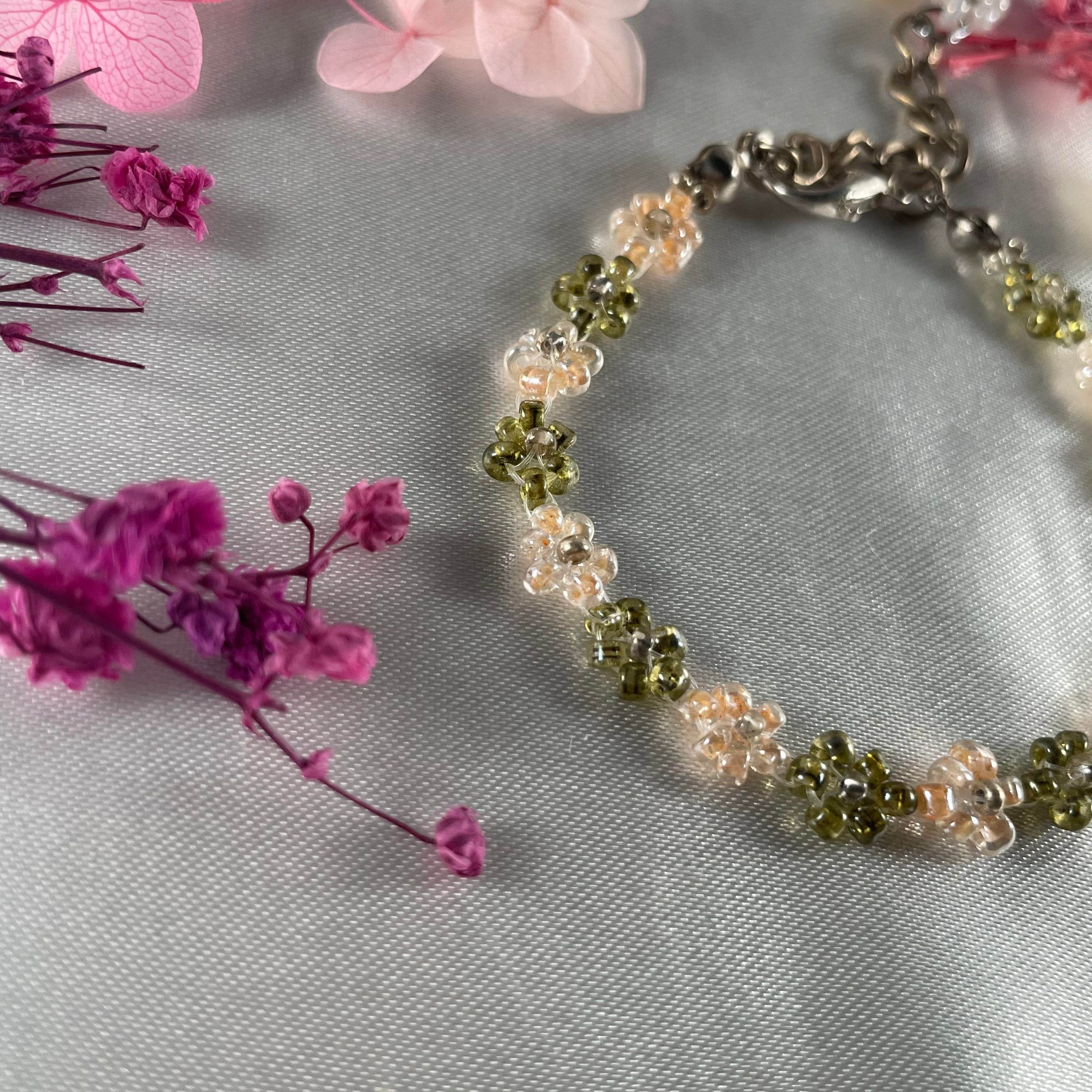 Daisy Flowers bracelet | Olives green and peach with silver seed bead finishing - Fatatun