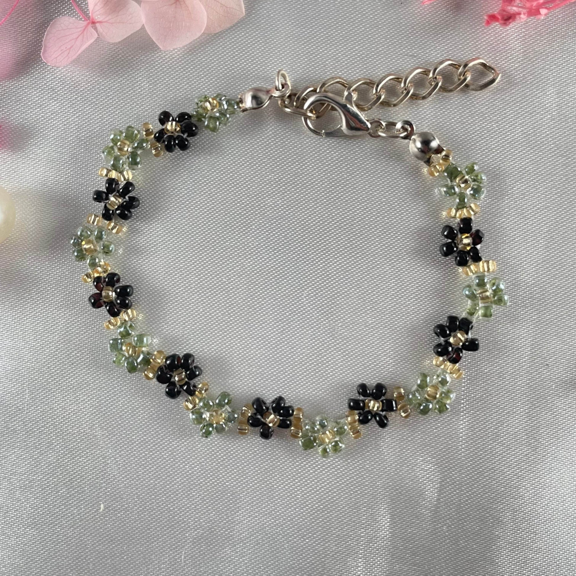 Daisy Flowers bracelet Zigzag Design| Olive Green and Black with Golden seed bead - Fatatun