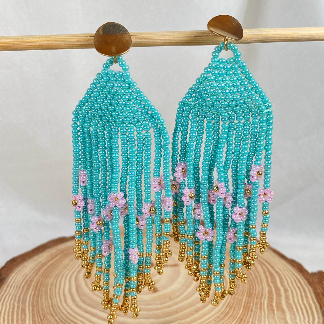 Fringe earrings made with seed beads sea green and pink daisy design | Handmade - Fatatun