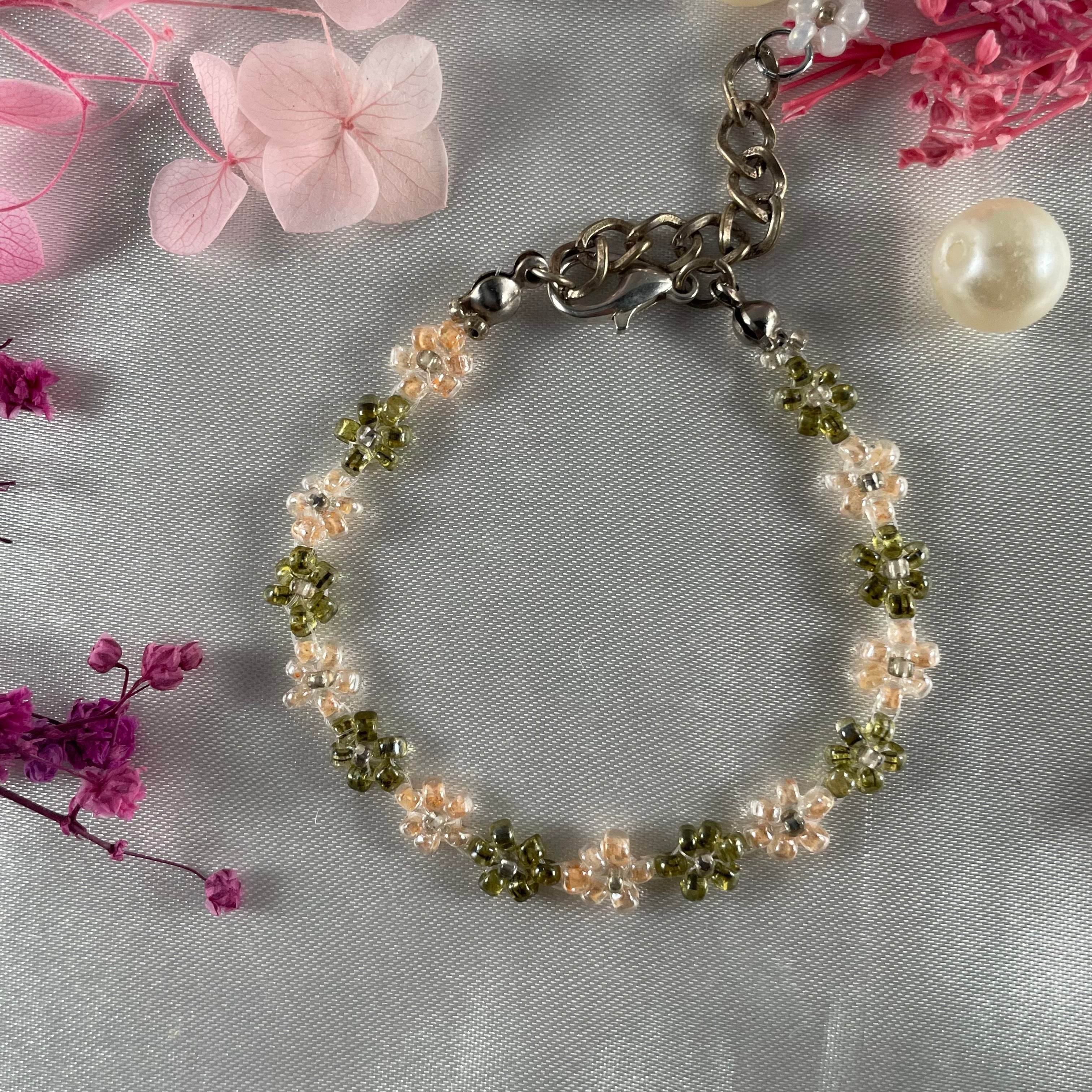 Daisy Flowers bracelet | Olives green and peach with silver seed bead finishing - Fatatun
