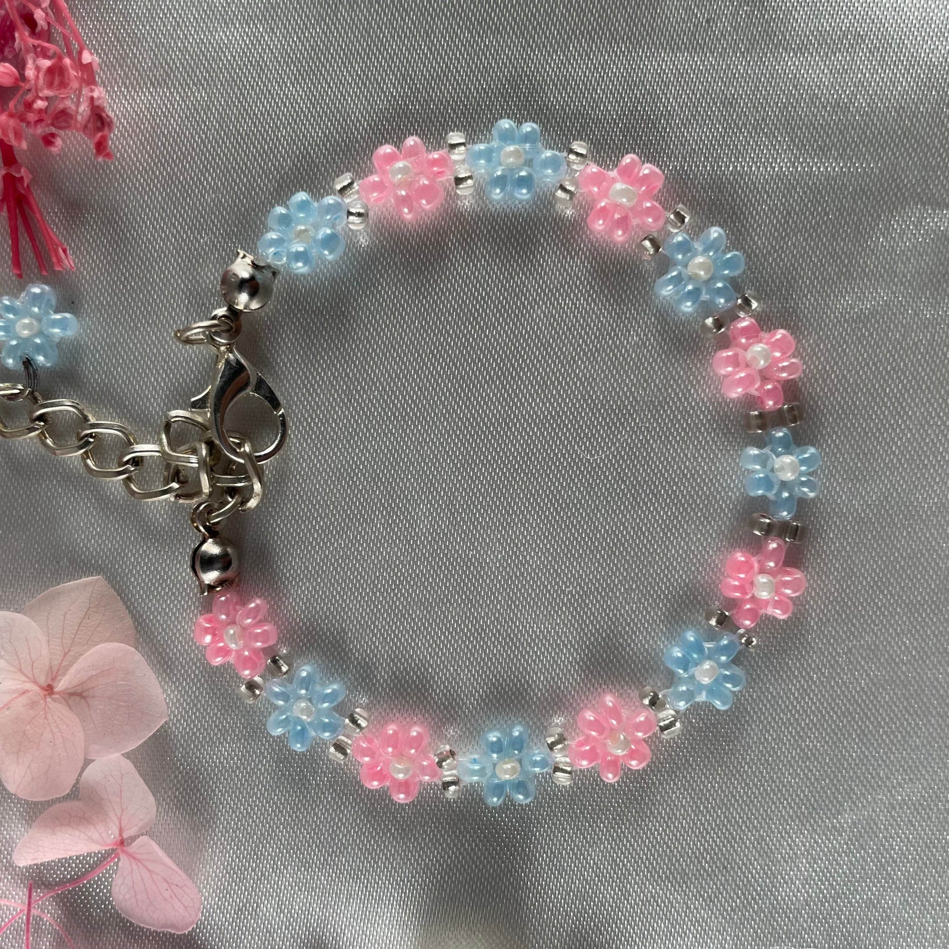 Daisy Flowers bracelet | Baby Pink, and Light Blue with Silver line bead - Fatatun