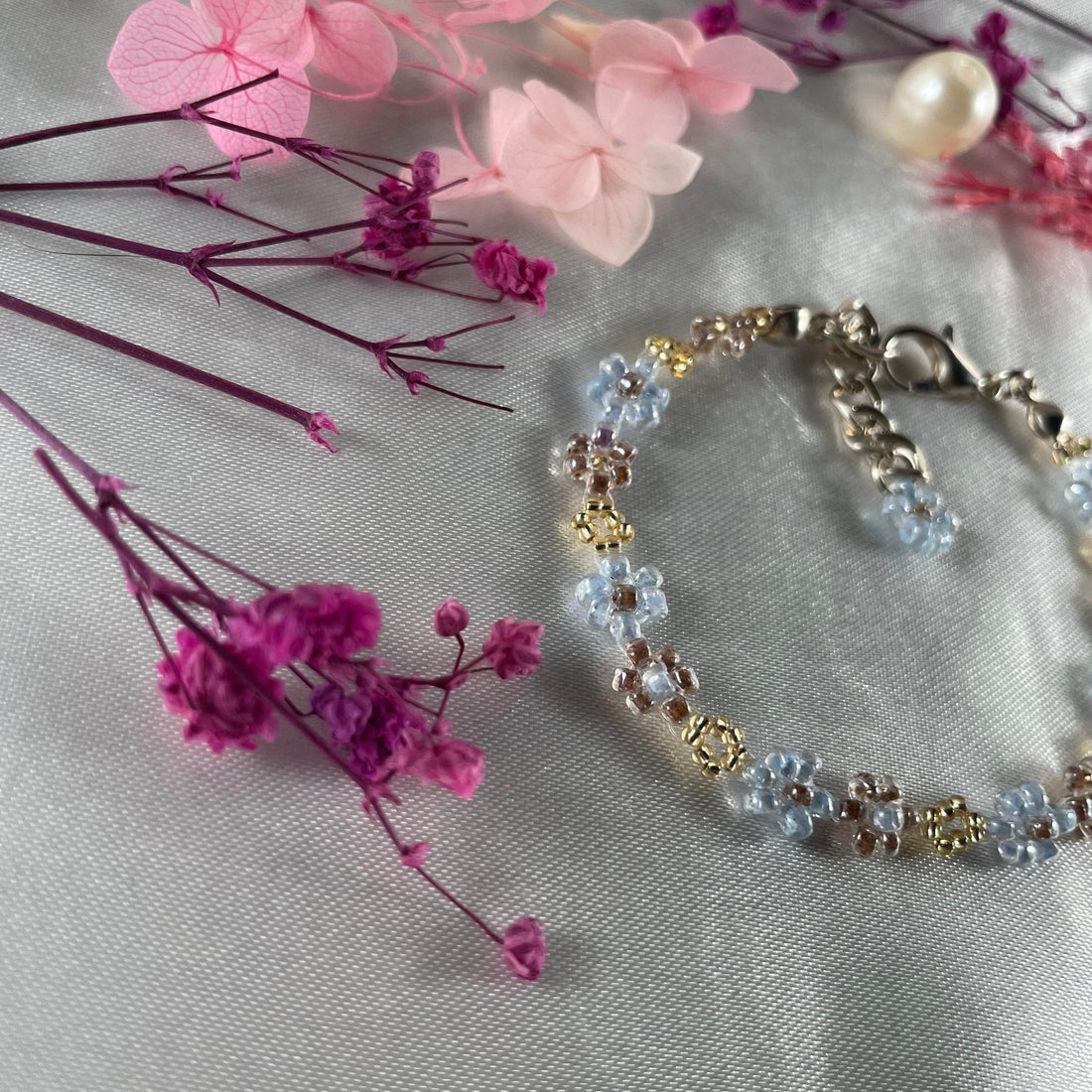 Daisy Flowers bracelet | pastel Blue, Light brown, golden finish - Fatatun