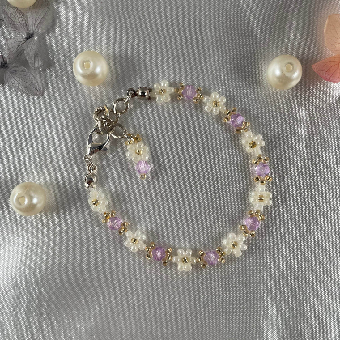 Daisy Flowers bracelet Bicon Crystal | Light Lavender Bicon Crystal with Off-White & golden seed beads - Fatatun