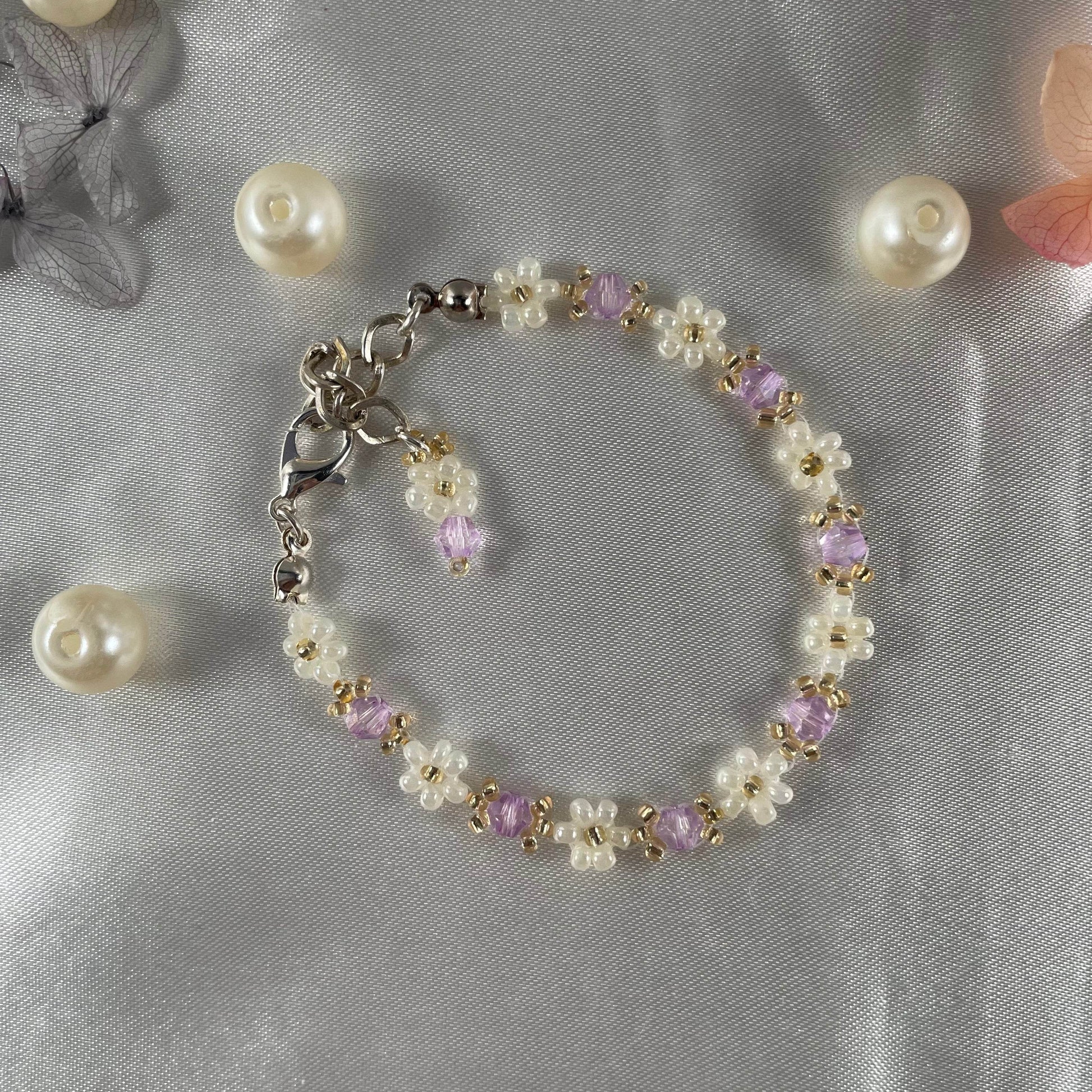 Daisy Flowers bracelet Bicon Crystal | Light Lavender Bicon Crystal with Off-White & golden seed beads - Fatatun