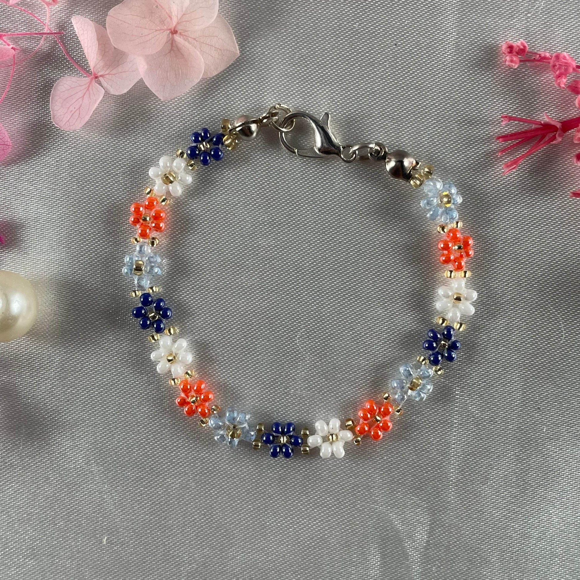 Daisy Flowers bracelet, made with 4 Colours Daisy’s design golden bead finishing - Fatatun
