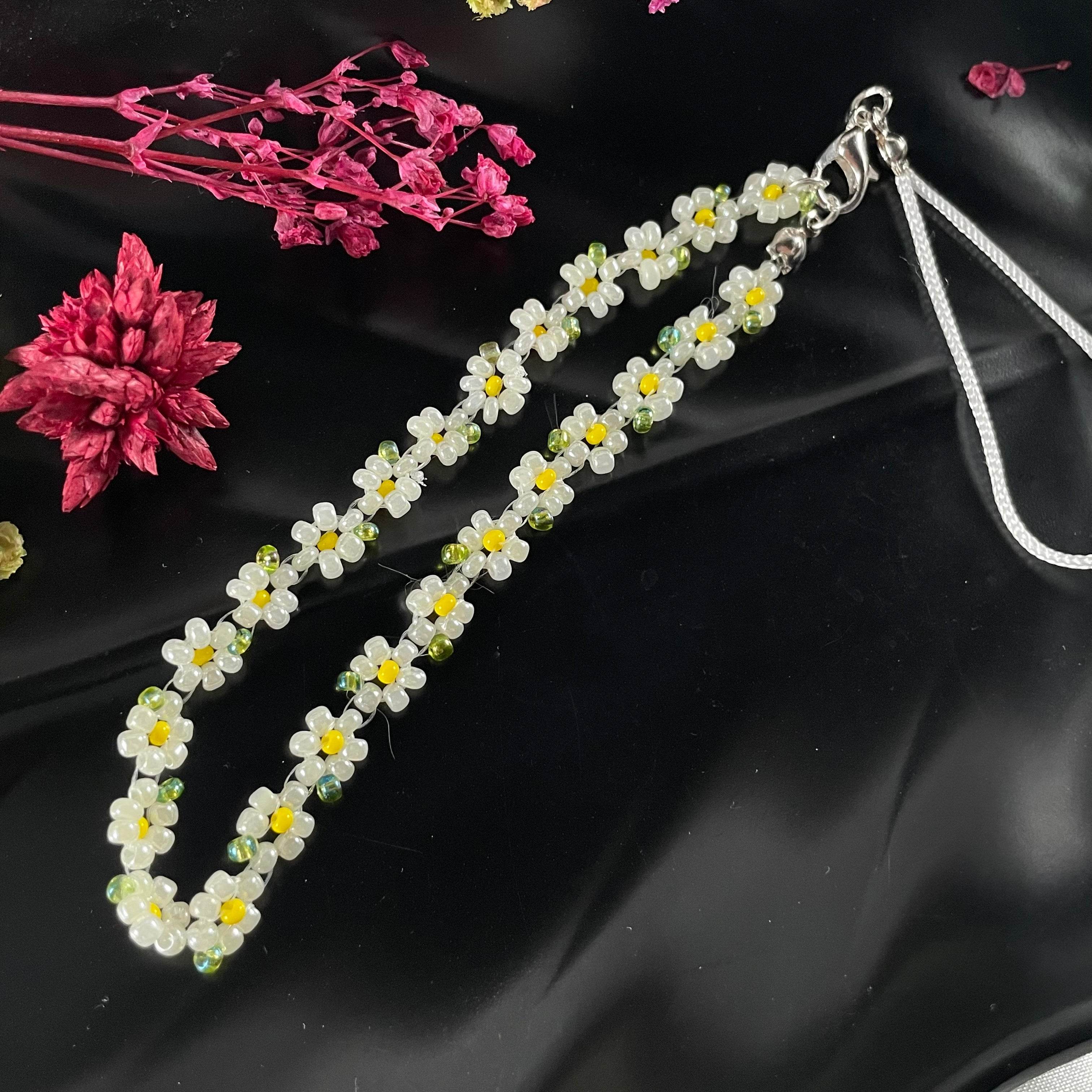 Phone Charm made with seed bead daisy - Fatatun
