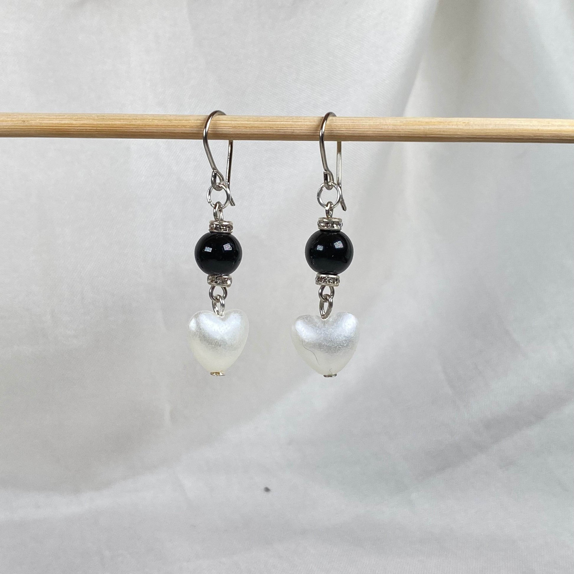 Earrings Black bead and Pearl heart design - Fatatun