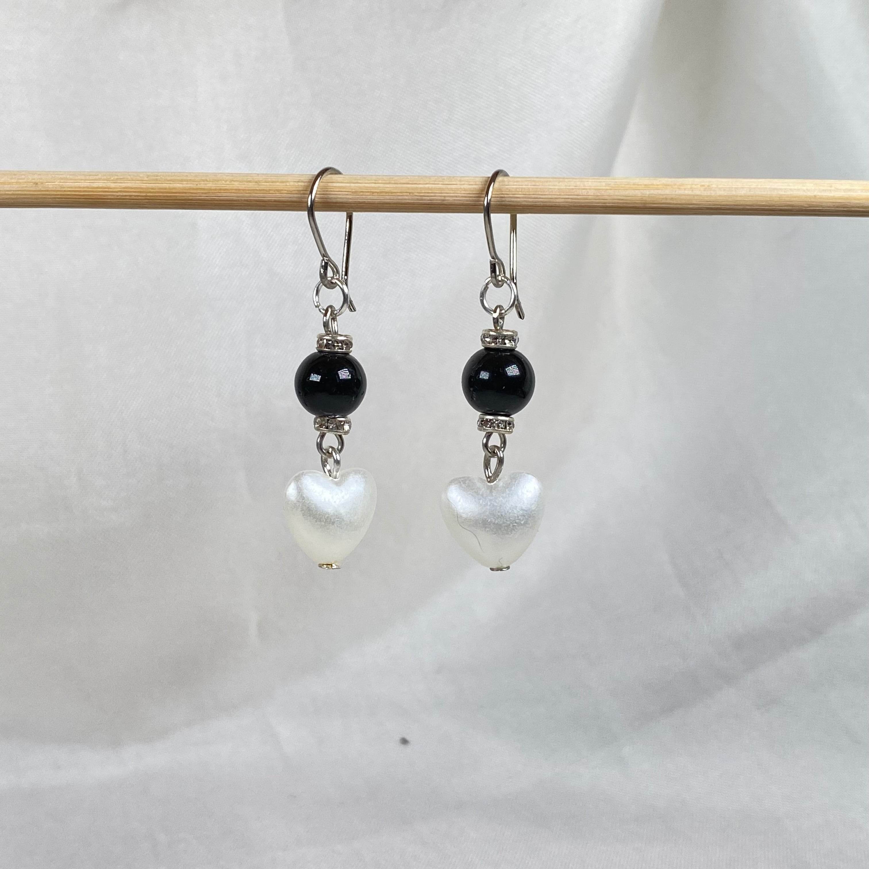 Earrings Black bead and Pearl heart design - Fatatun