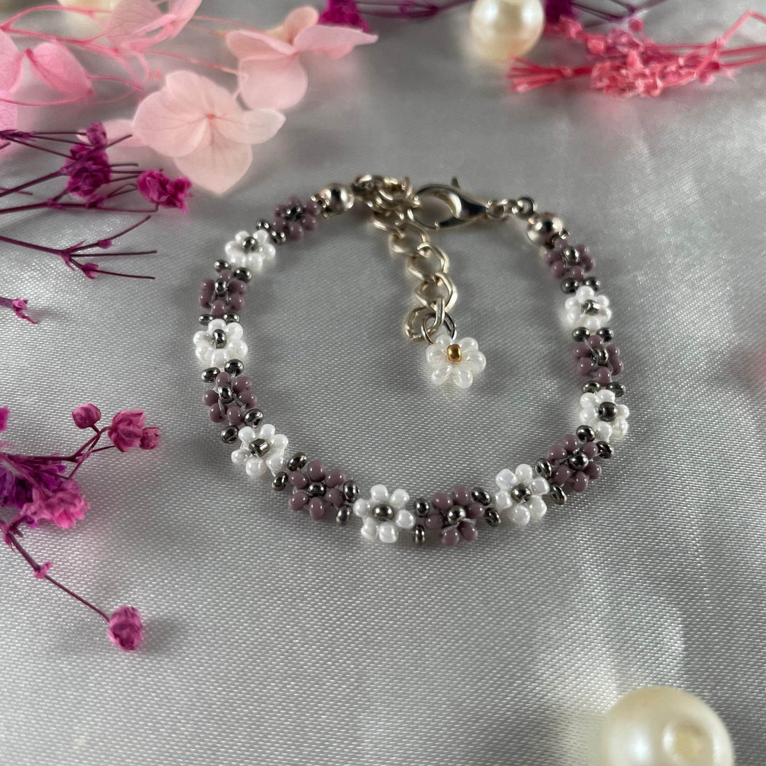 Daisy Flowers bracelet| opaque pastel Mauve, white with silver finishing - Fatatun