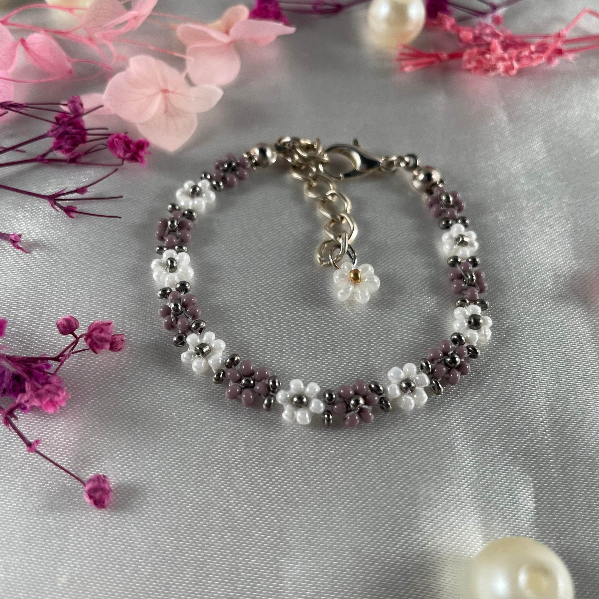 Daisy Flowers bracelet| opaque pastel Mauve, white with silver finishing - Fatatun