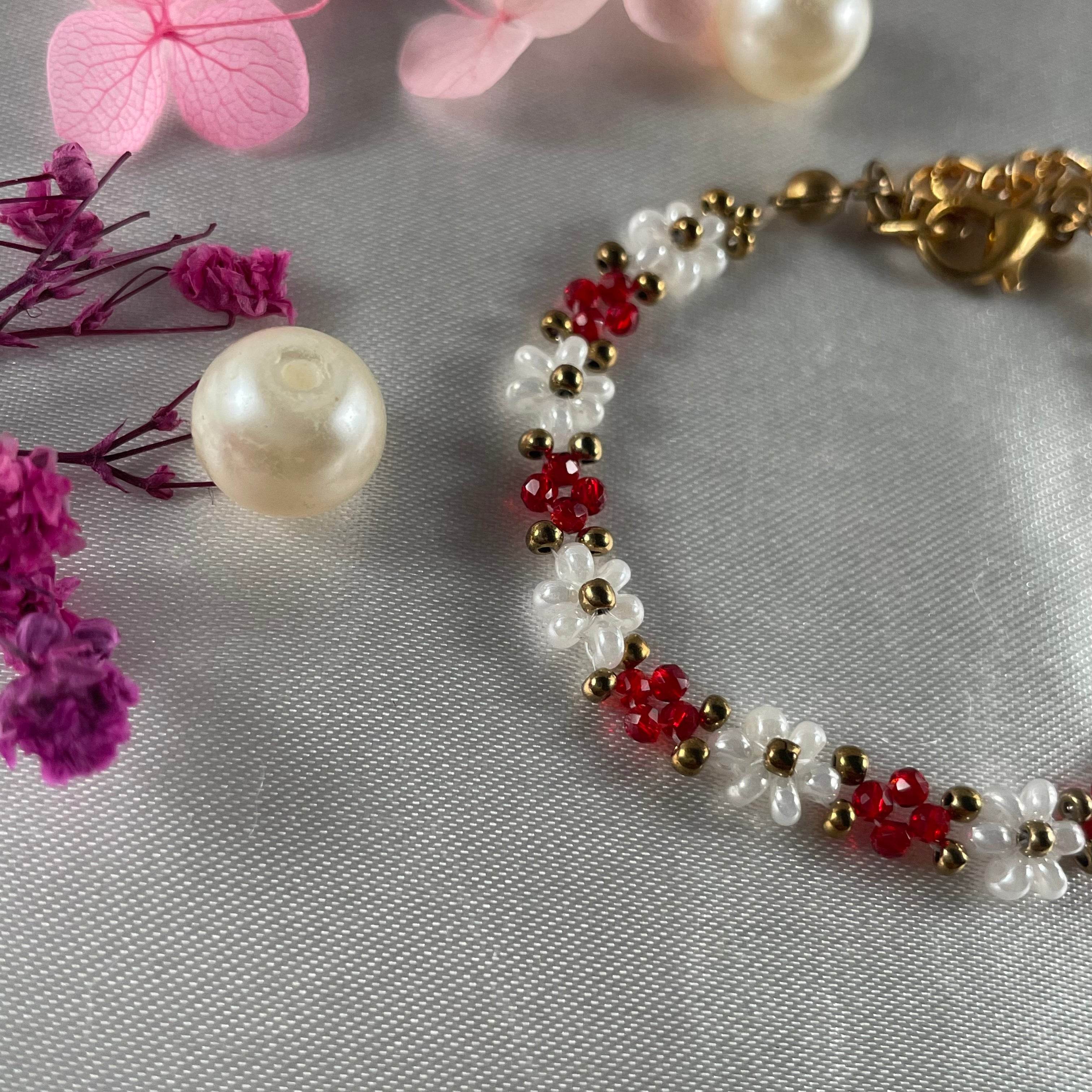 Daisy Flowers bracelet, made with Red and white golden bead finishing - Fatatun