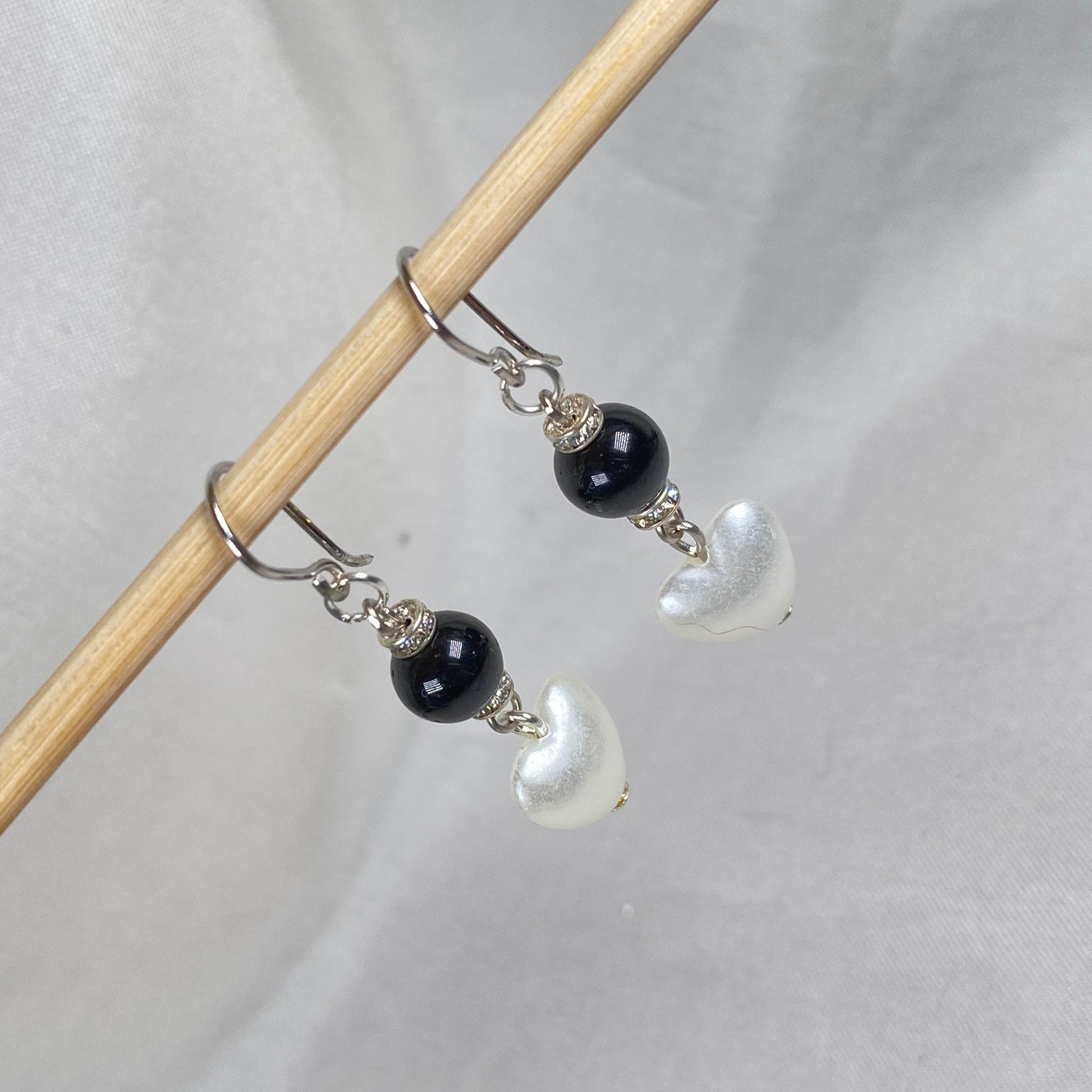 Earrings Black bead and Pearl heart design - Fatatun
