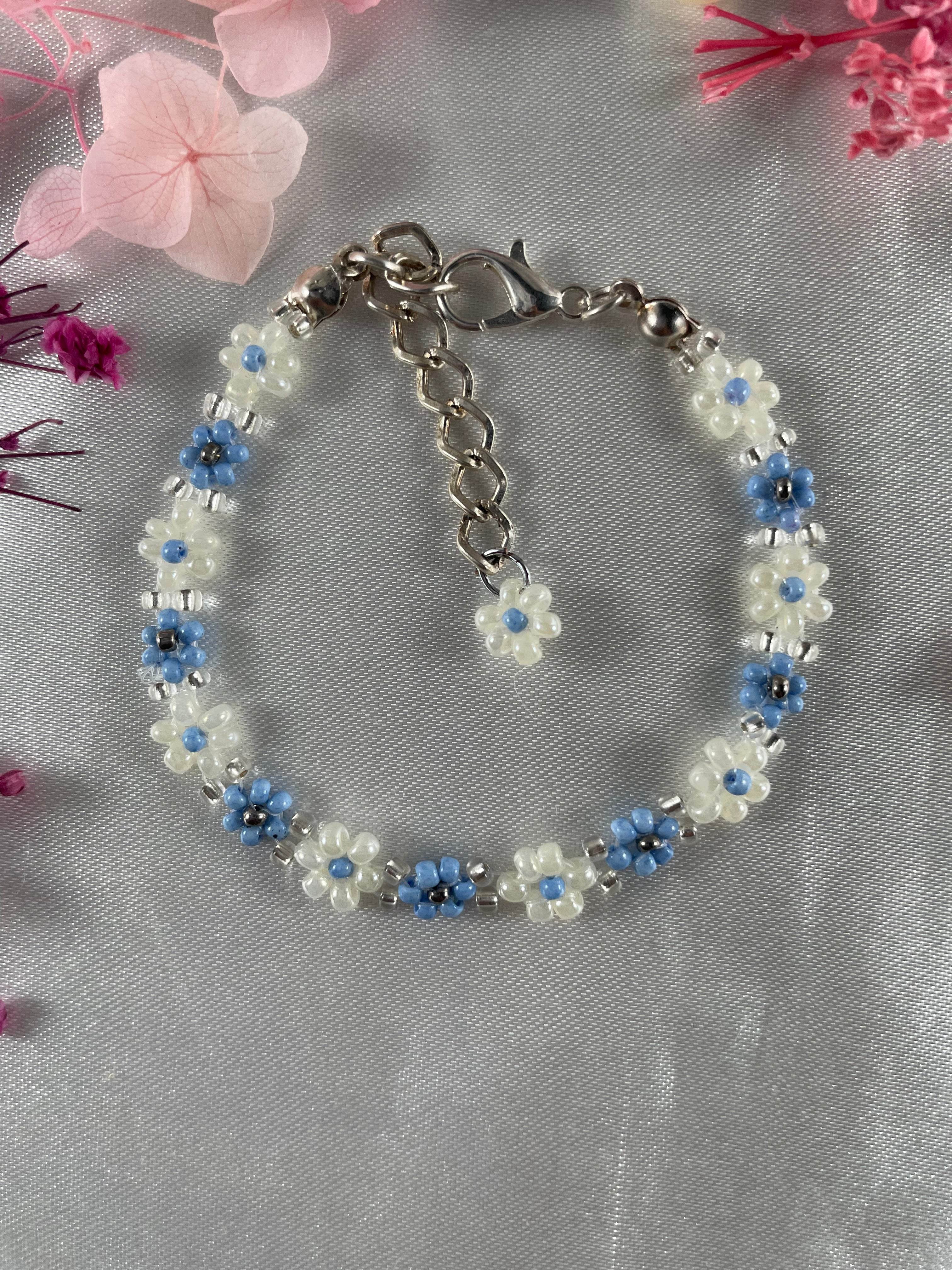 Daisy Flowers bracelet | pastel Blue, Off-White with silver line seed beads - Fatatun