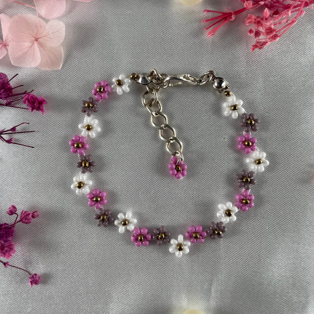 Daisy Flowers bracelet | Zigzag Opaque Pink, Mauve, white, with Golden seed bead - Fatatun