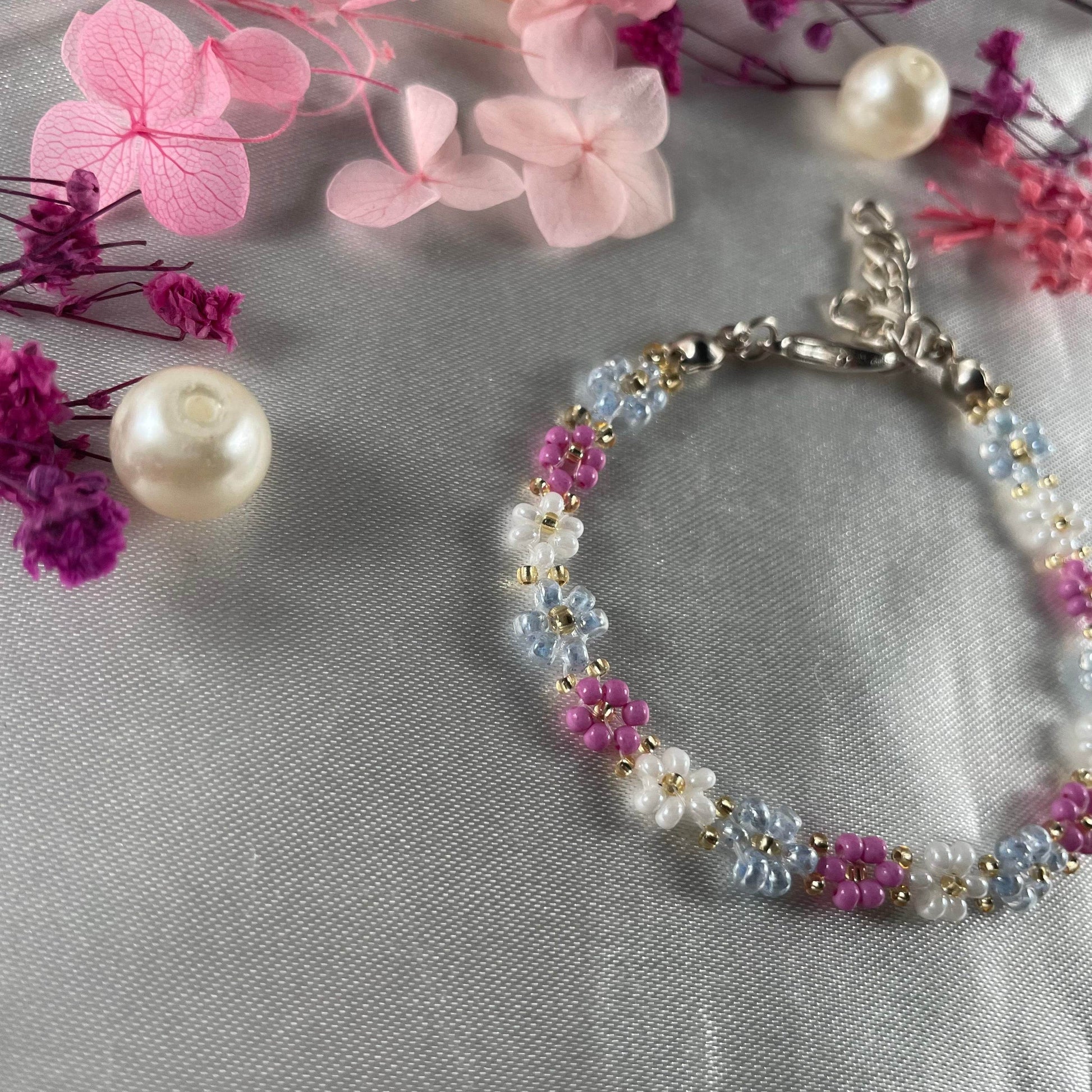 Daisy Flowers bracelet, made with Pastel Pink , Light Blue, White Colour, Golden bead finishing - Fatatun