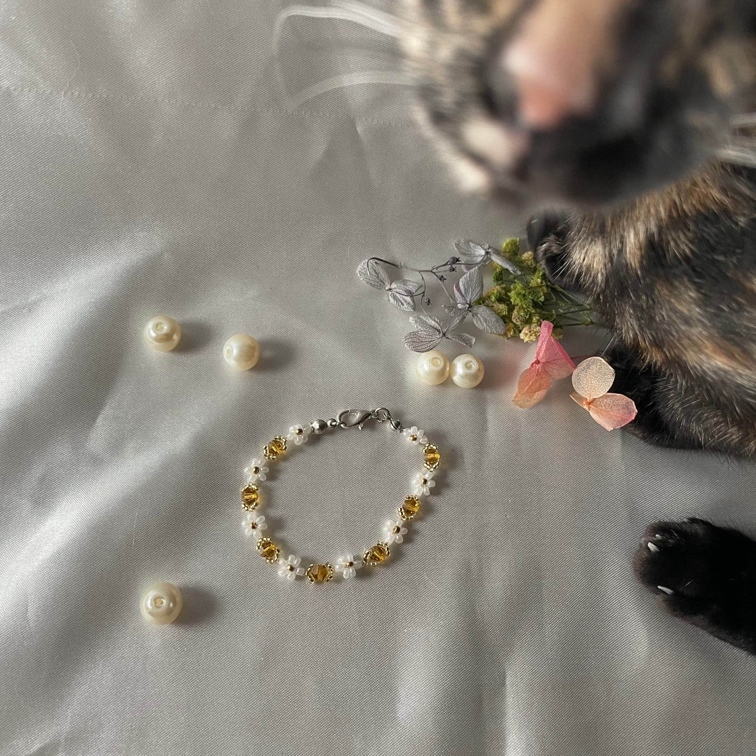 Daisy Flowers bracelet Bicon Crystal | Mustard Crystal, Off-White with golden seed beads - Fatatun