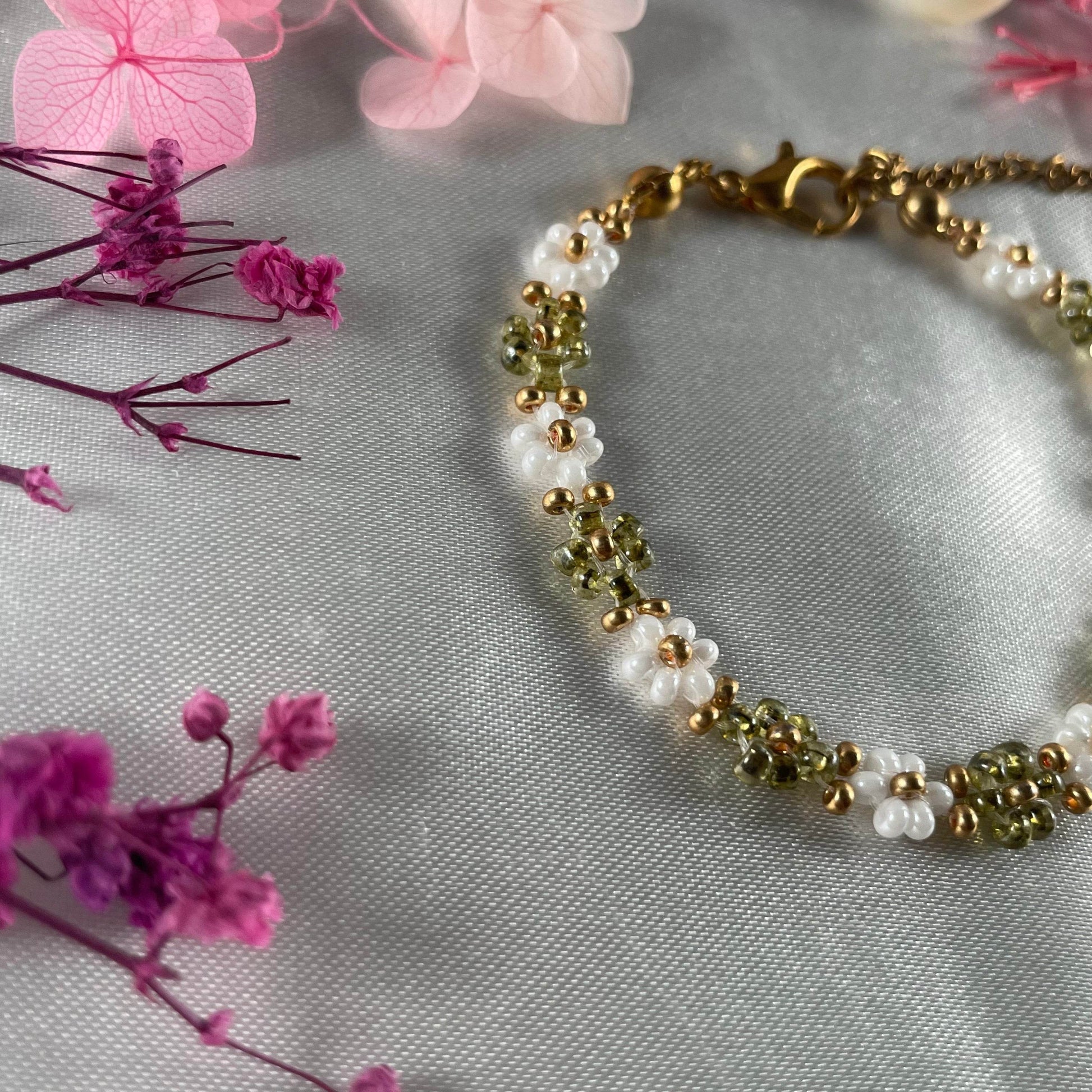 Daisy Flowers bracelet | Olives green and white with Golden seed bead finishing - Fatatun