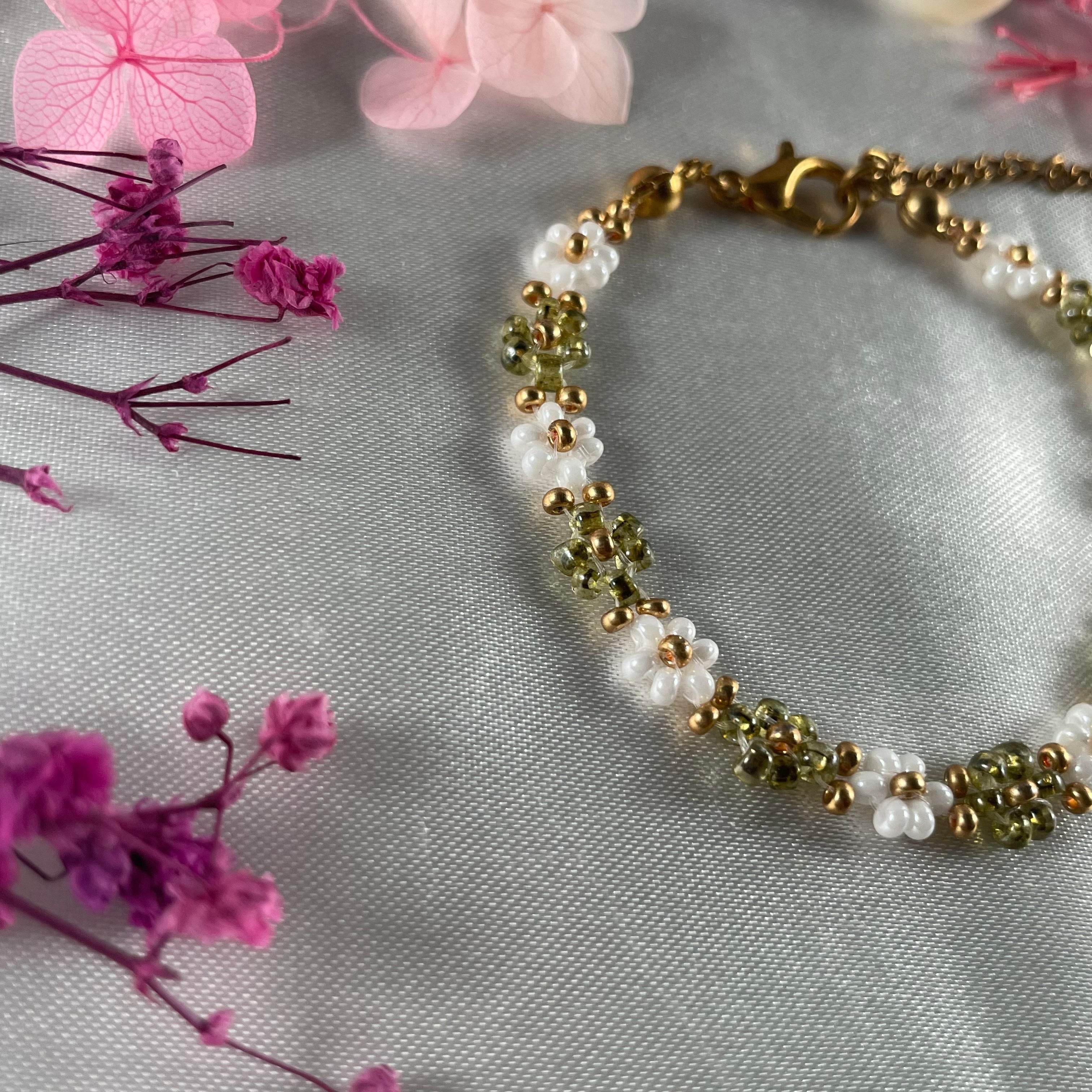 Daisy Flowers bracelet | Olives green and white with Golden seed bead finishing - Fatatun