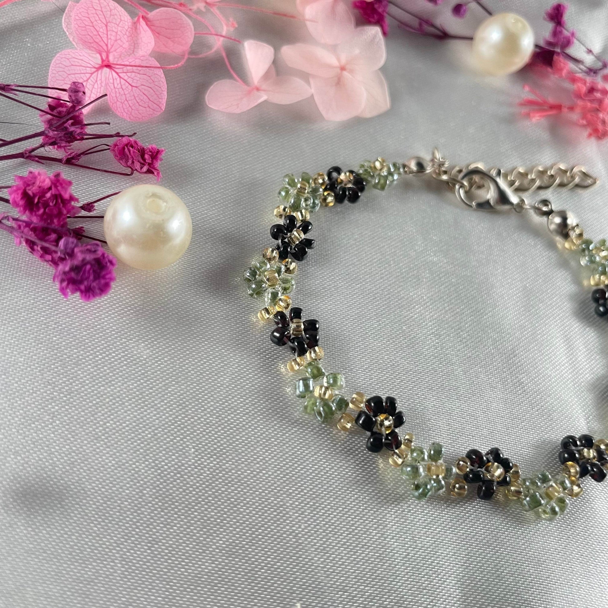 Daisy Flowers bracelet Zigzag Design| Olive Green and Black with Golden seed bead - Fatatun