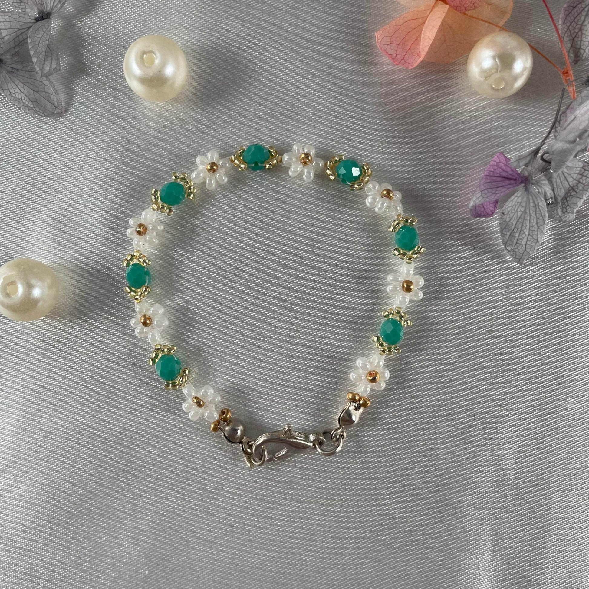Daisy Flowers bracelet Rondella Crystal | Tail Green Crystal with Off-White & golden seed beads - Fatatun