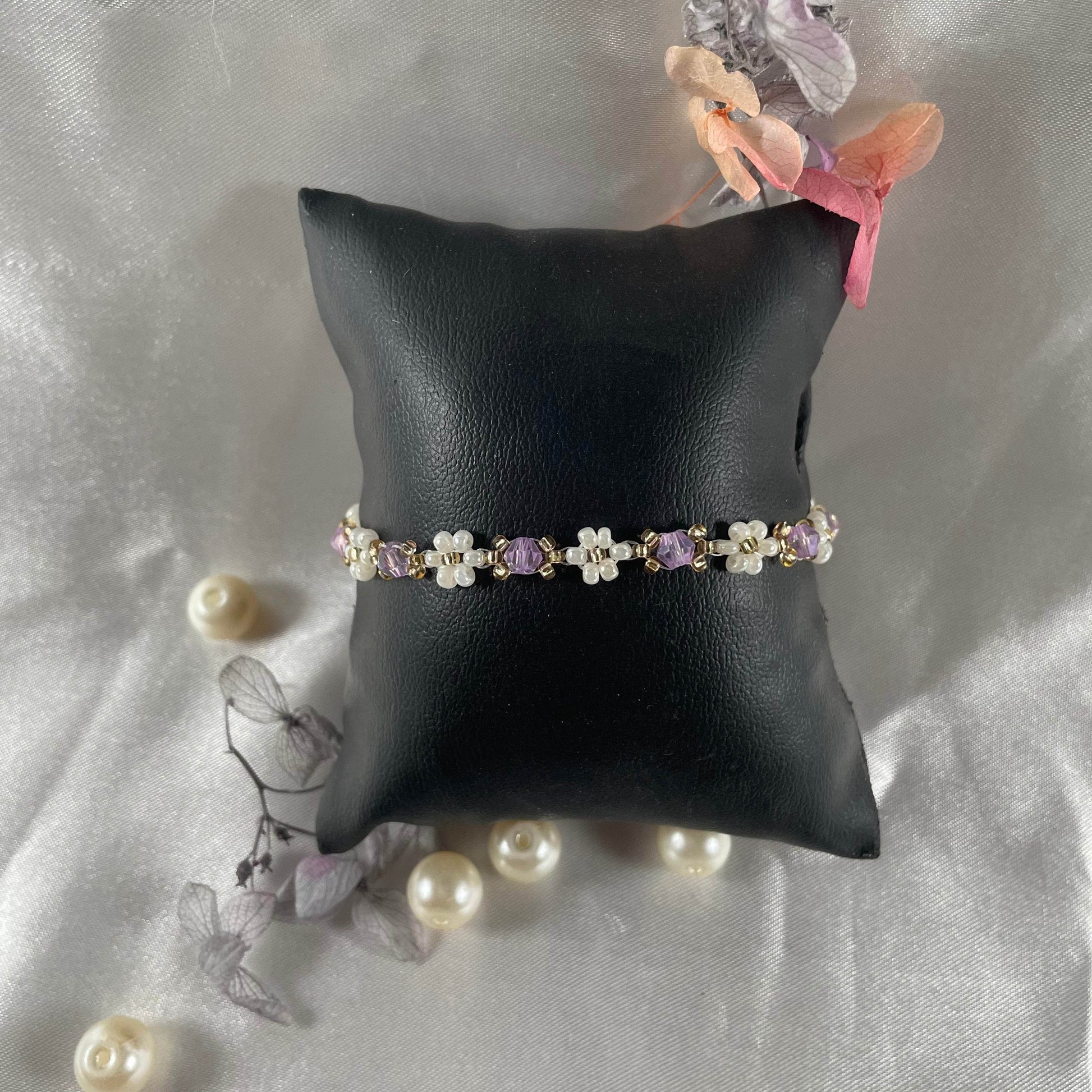 Daisy Flowers bracelet Bicon Crystal | Light Lavender Bicon Crystal with Off-White & golden seed beads - Fatatun