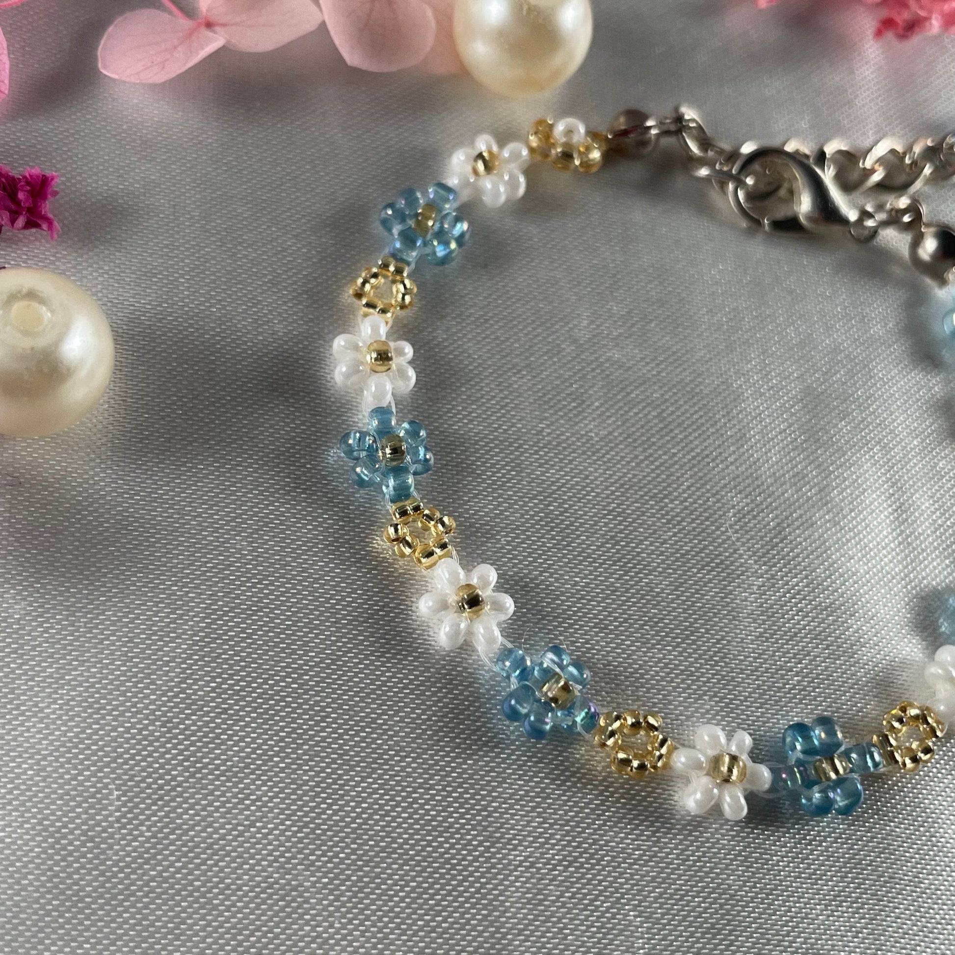 Daisy Flowers bracelet, made with Sea blue, white and Golden Seed beads Finishing - Fatatun