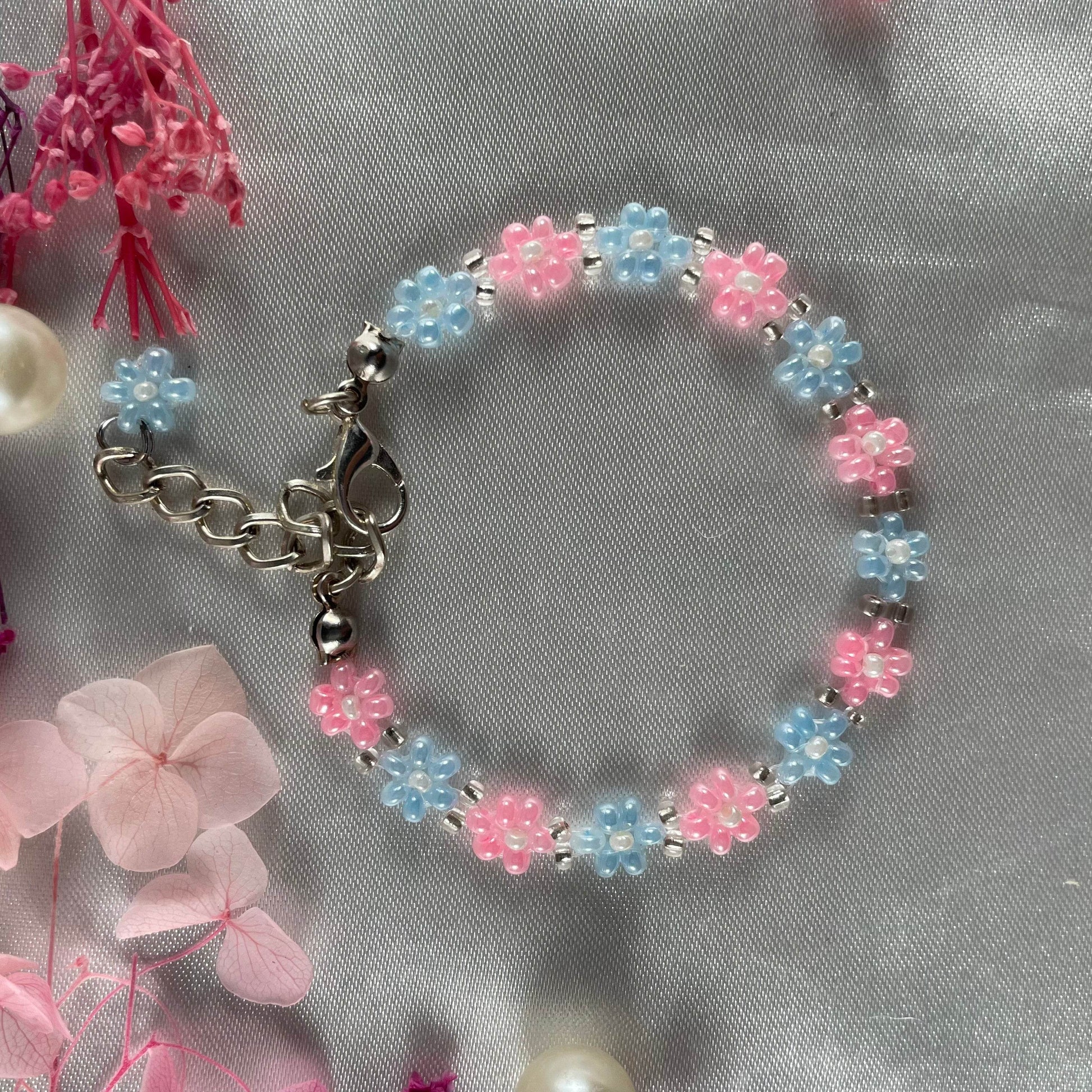 Daisy Flowers bracelet | Baby Pink, and Light Blue with Silver line bead - Fatatun