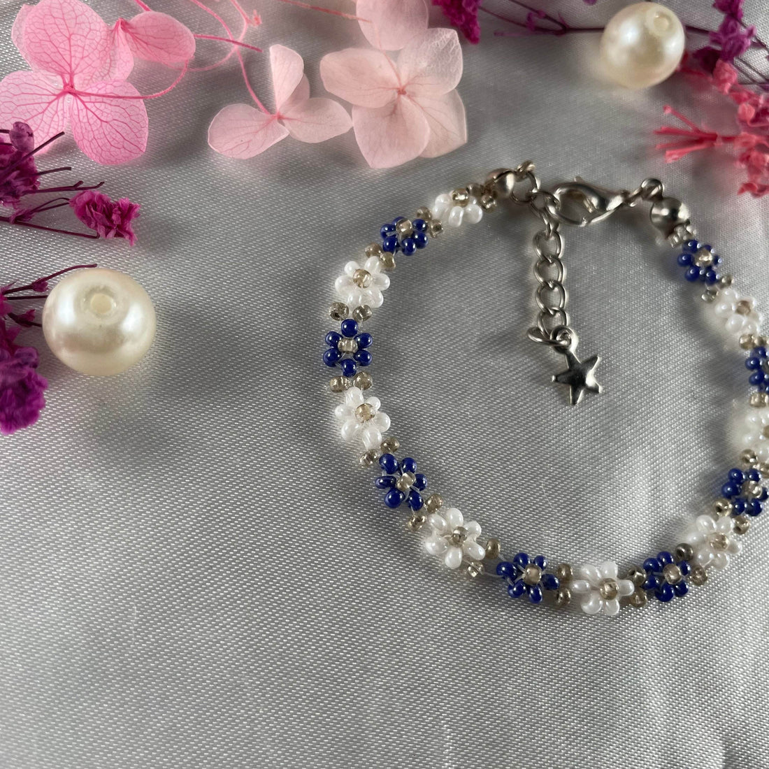 Daisy Flowers bracelet | Navy blue, White with Golden seed bead finishing - Fatatun