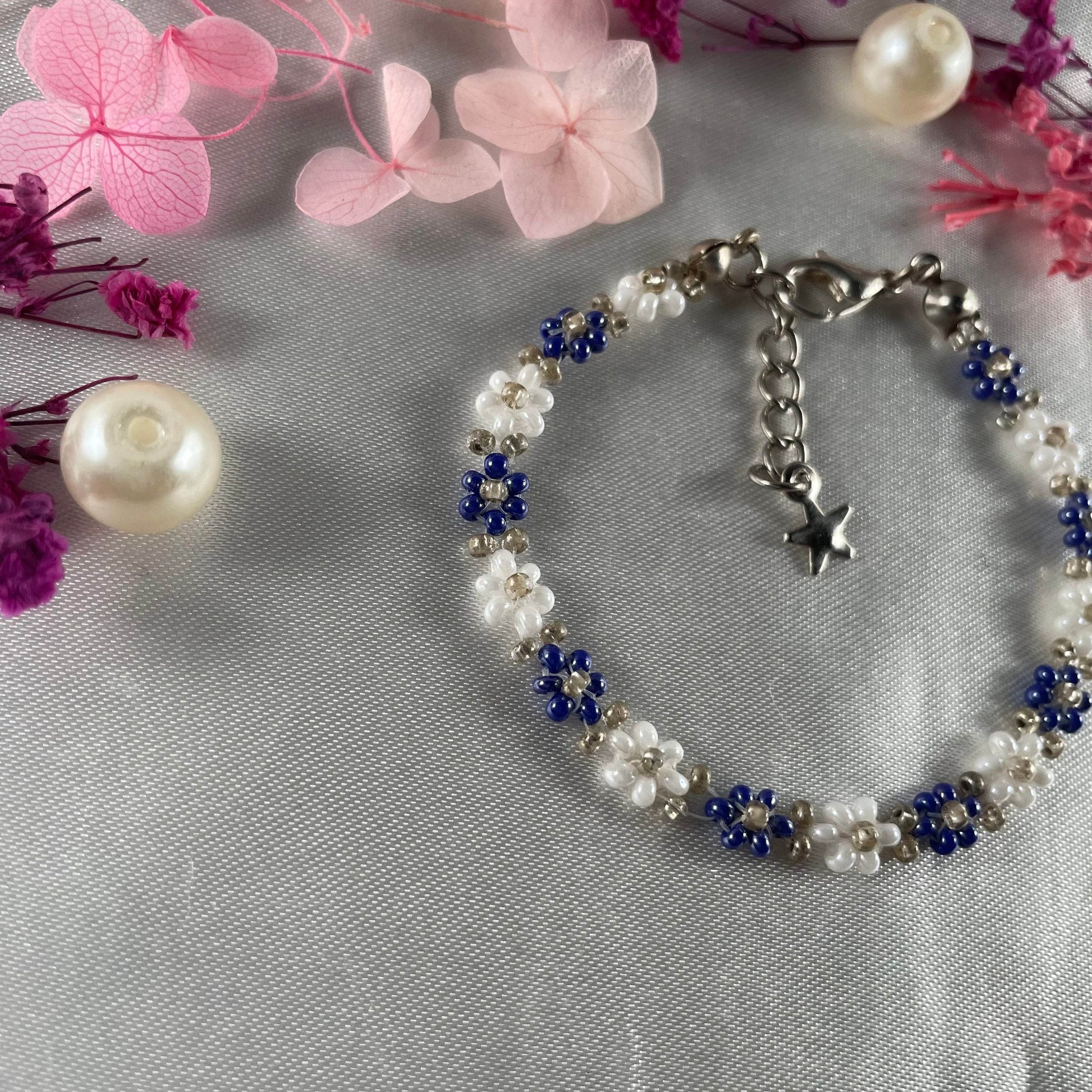 Daisy Flowers bracelet | Navy blue, White with Golden seed bead finishing - Fatatun