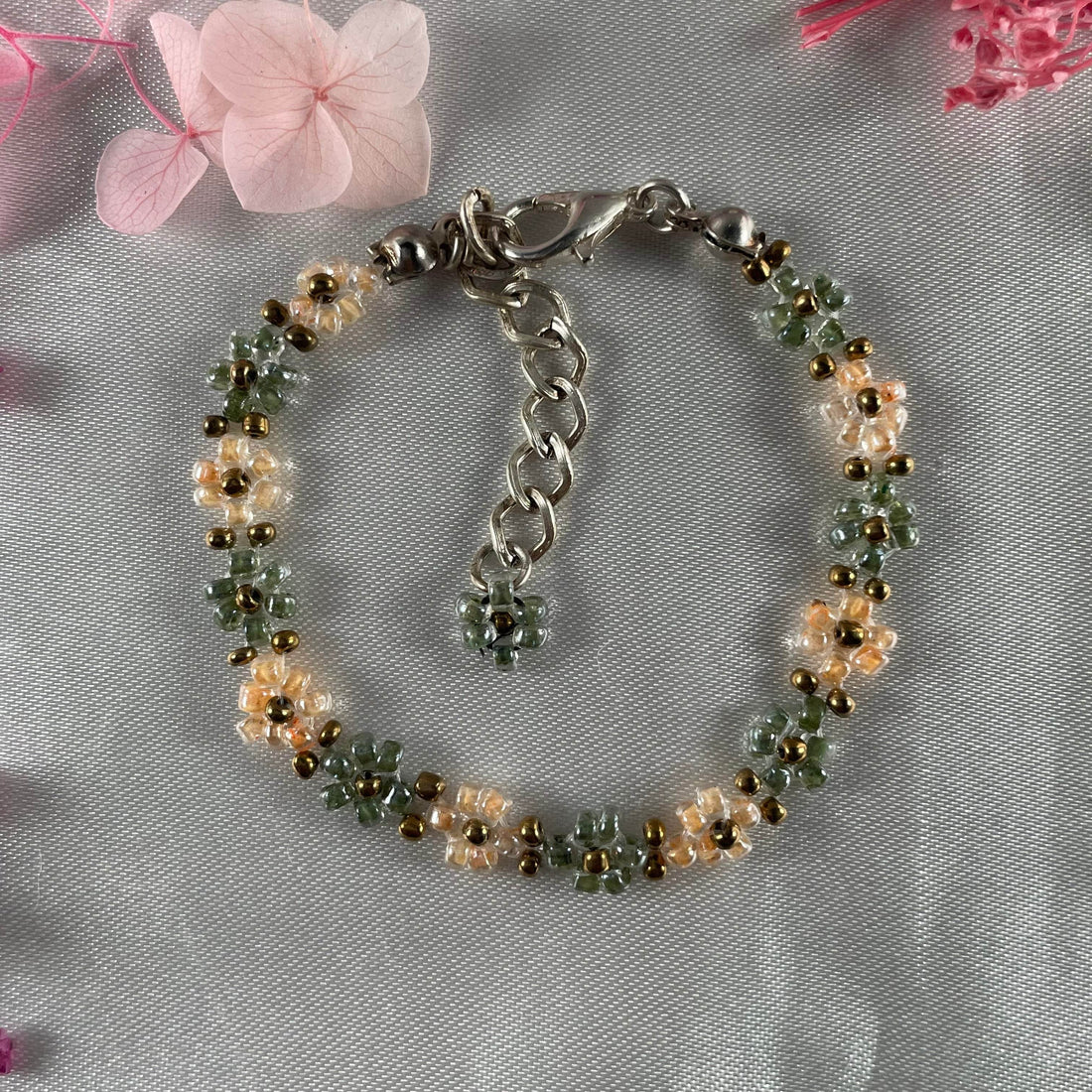 Daisy Flowers bracelet | Olives green and peach with Golden seed bead finishing - Fatatun