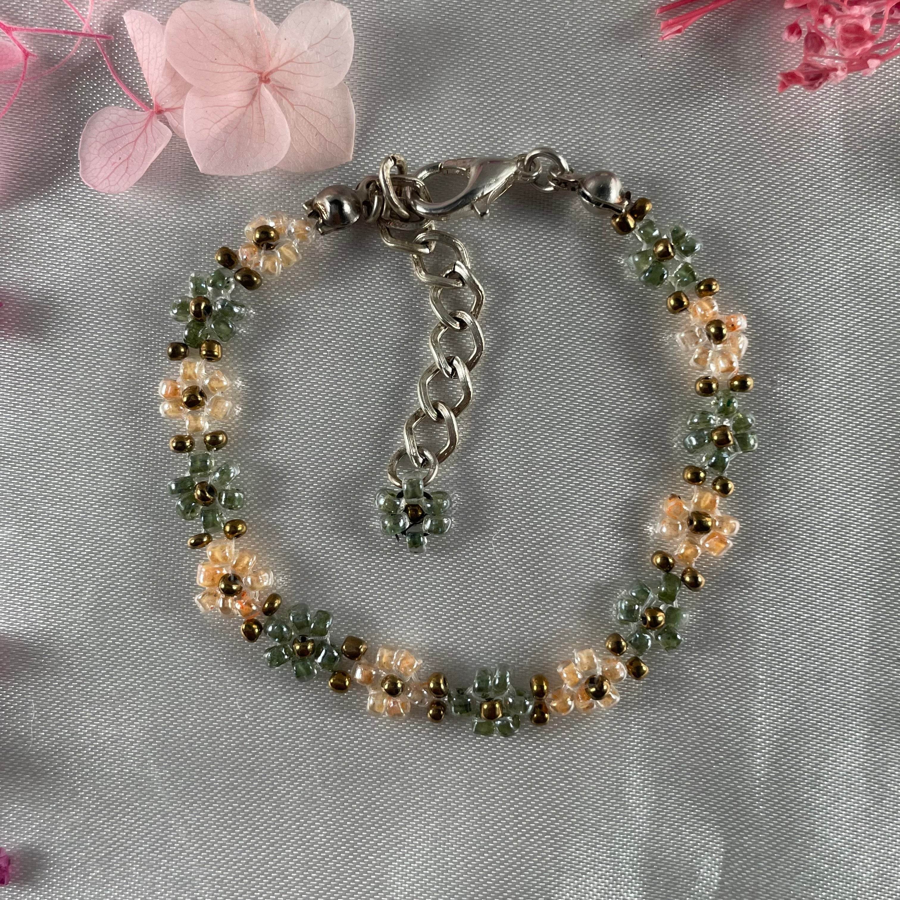 Daisy Flowers bracelet | Olives green and peach with Golden seed bead finishing - Fatatun