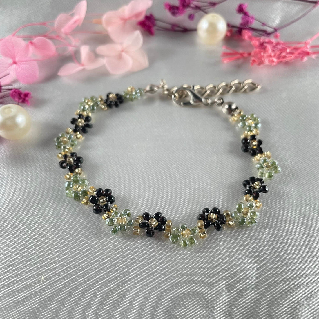 Daisy Flowers bracelet Zigzag Design| Olive Green and Black with Golden seed bead - Fatatun