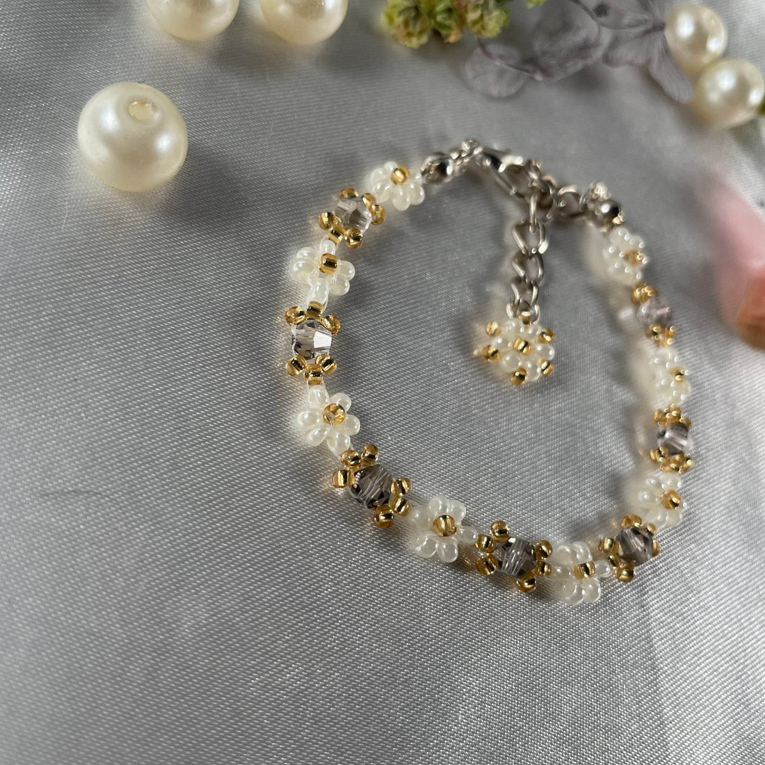Daisy Flowers bracelet Bicon Crystal| Grey and Off-White with Golden seed beads - Fatatun