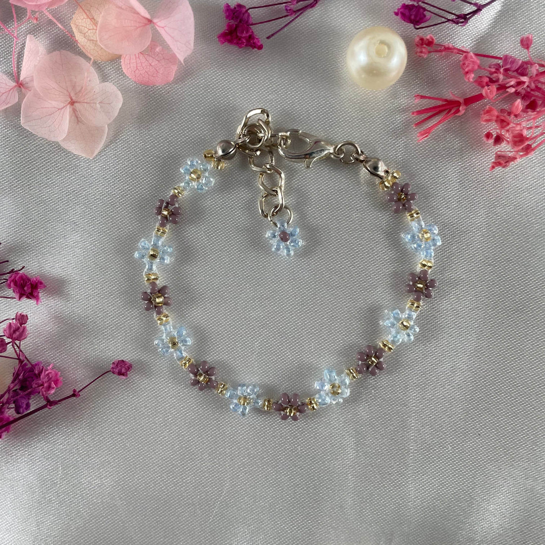 Daisy bracelet, made with Mauve Light Blue Colour, Golden finishing - Fatatun