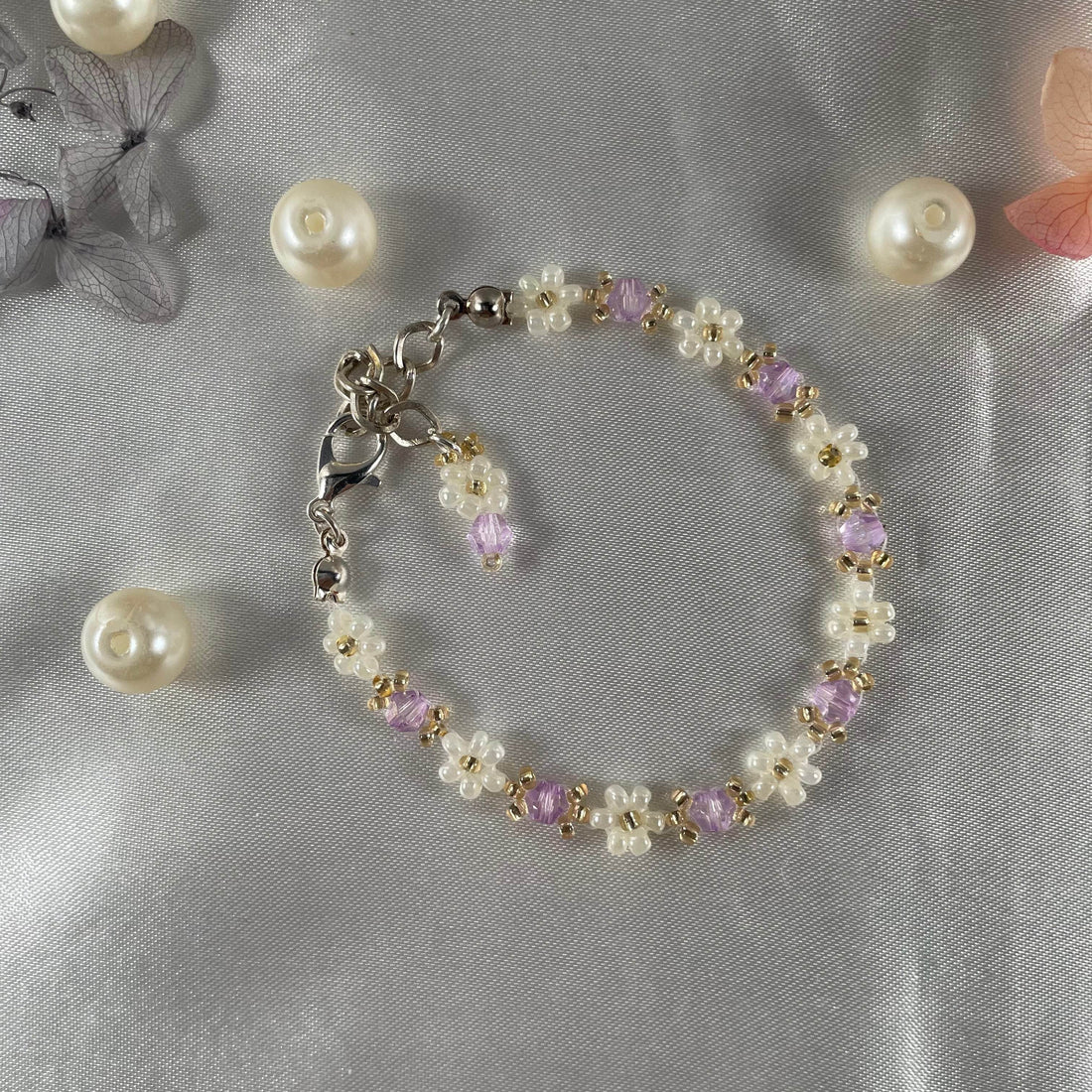 Daisy Flowers bracelet Bicon Crystal | Light Lavender Bicon Crystal with Off-White & golden seed beads - Fatatun