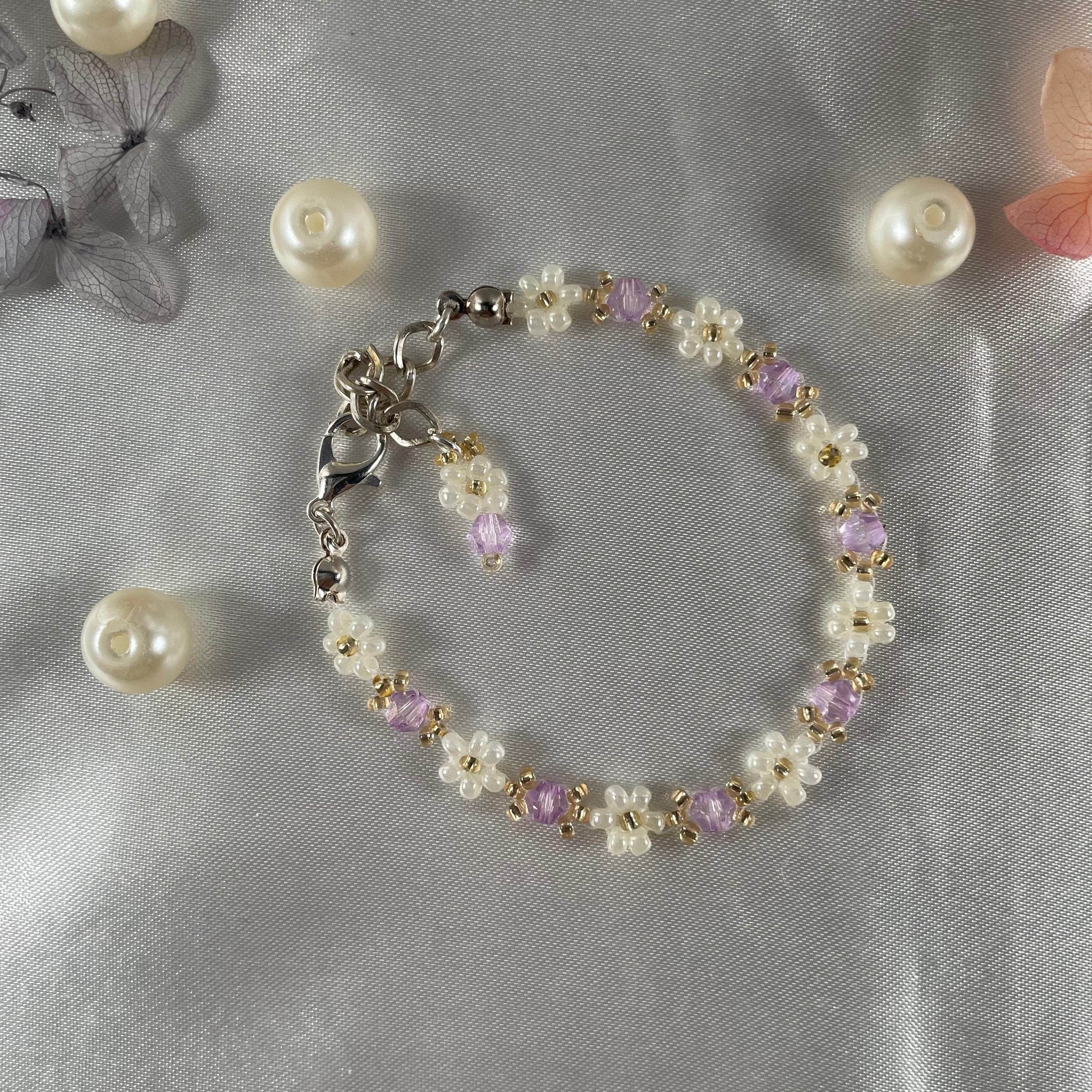 Daisy Flowers bracelet Bicon Crystal | Light Lavender Bicon Crystal with Off-White & golden seed beads - Fatatun
