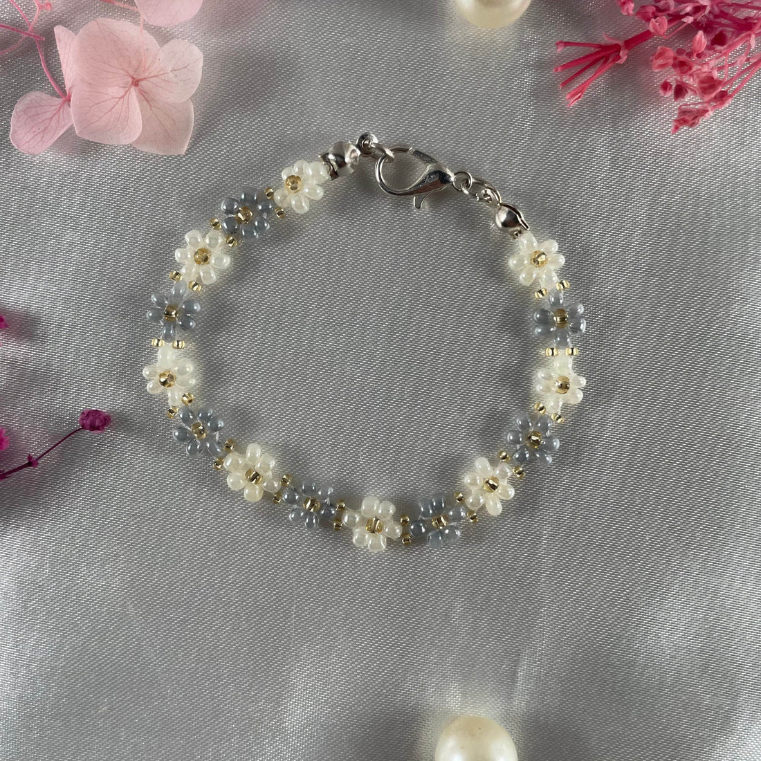 Daisy Flowers bracelet, Grey & Off-White, Golden seed beads - Fatatun