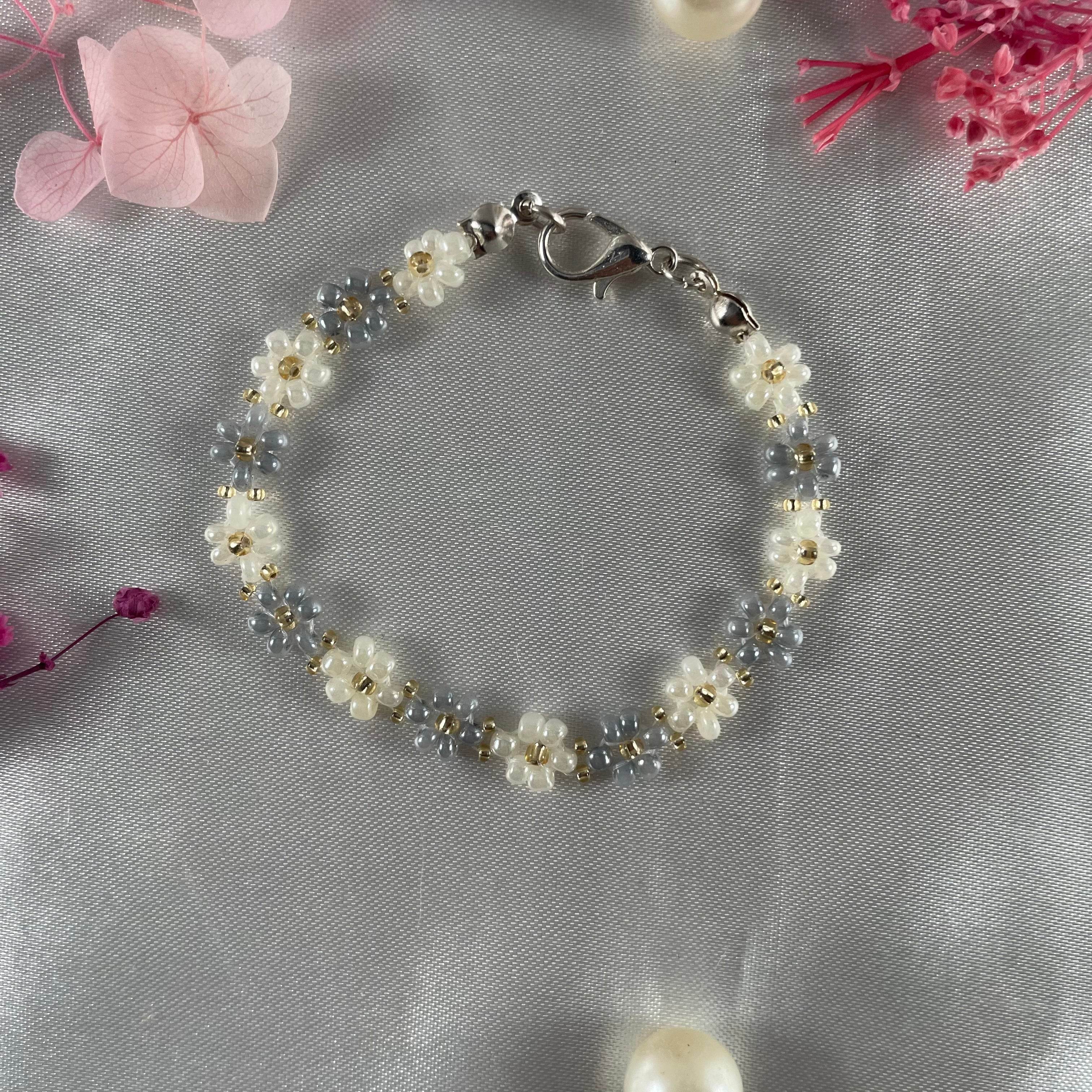 Daisy Flowers bracelet, Grey & Off-White, Golden seed beads - Fatatun