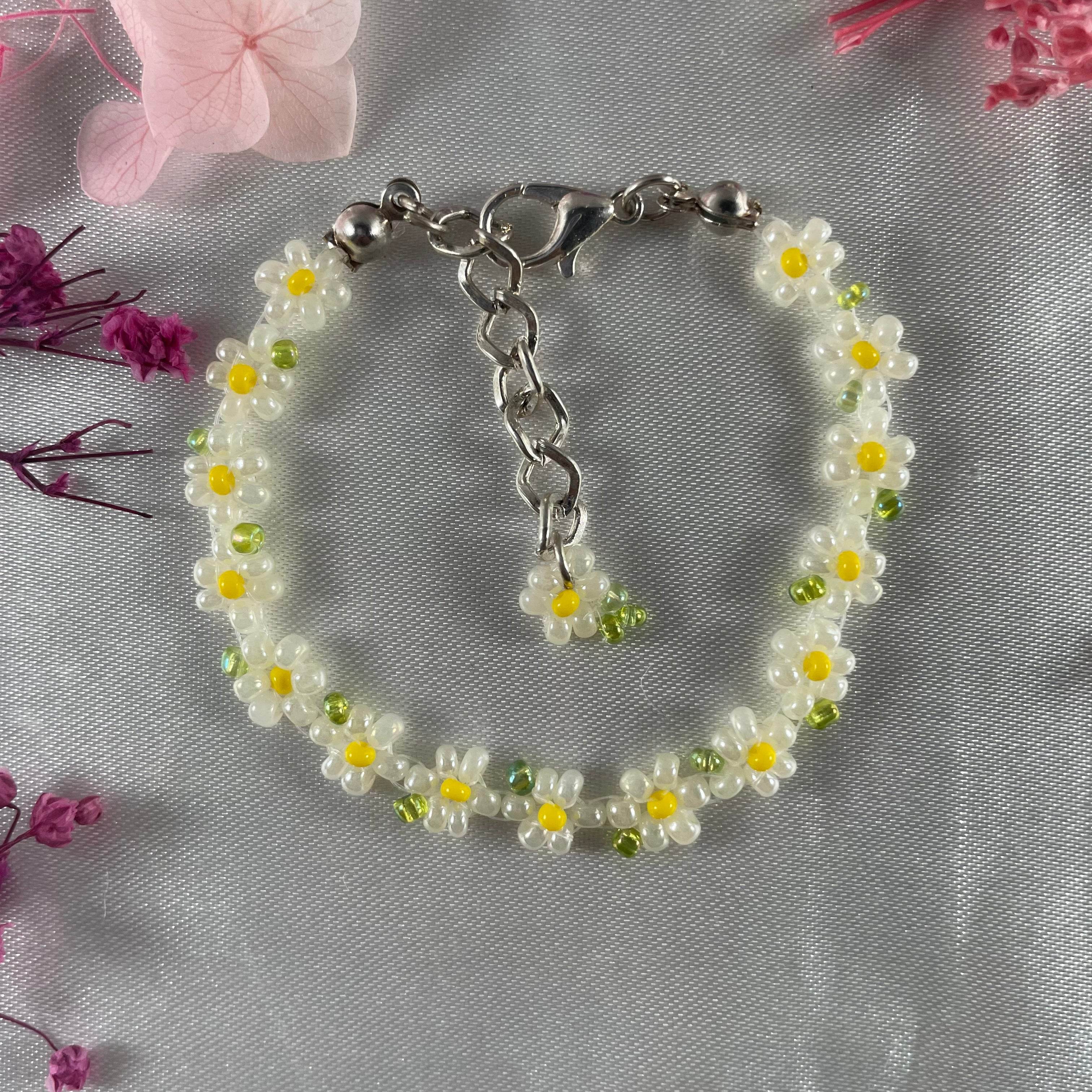 Daisy Flowers bracelet | Off-White with green seed beads finishing - Fatatun