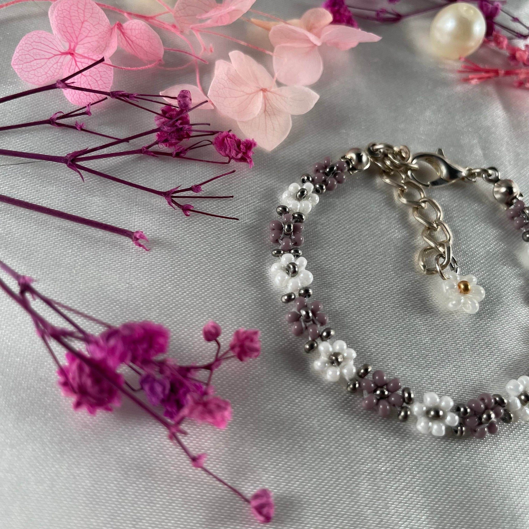 Daisy Flowers bracelet| opaque pastel Mauve, white with silver finishing - Fatatun