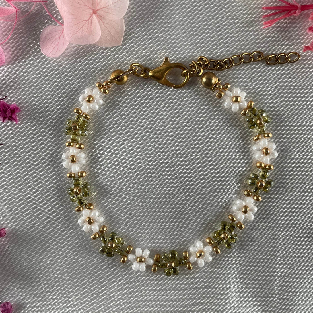 Daisy Flowers bracelet | Olives green and white with Golden seed bead finishing - Fatatun