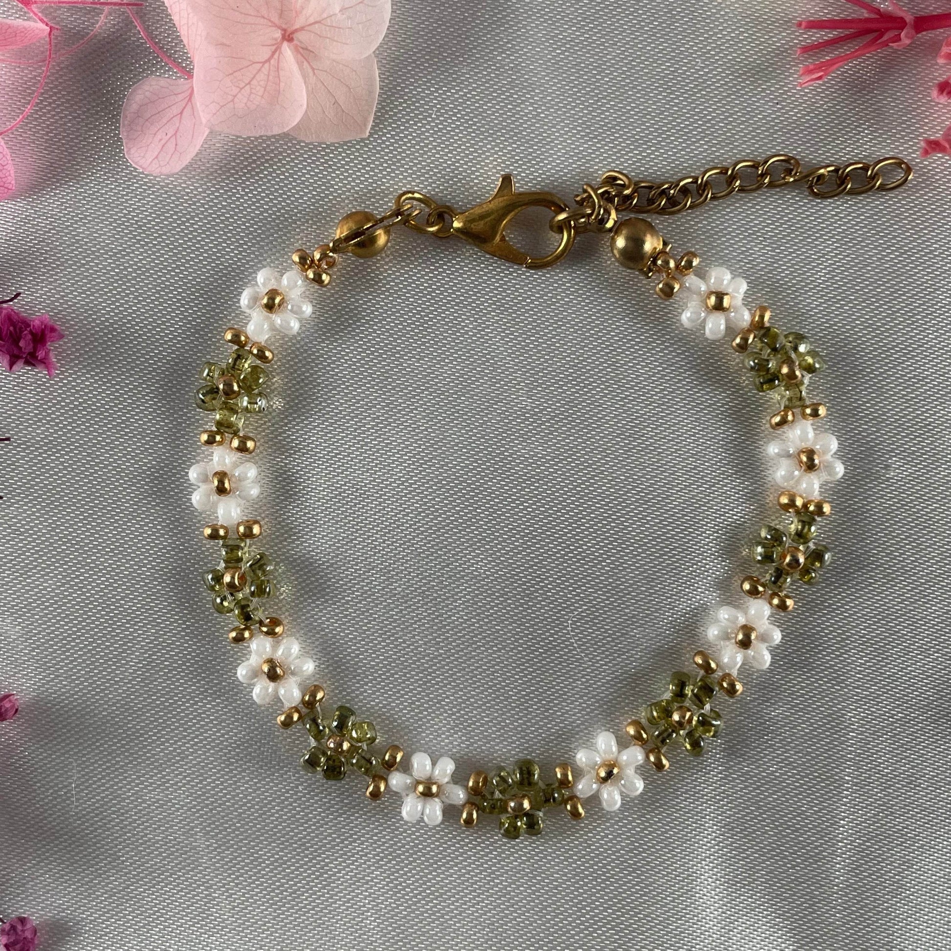 Daisy Flowers bracelet | Olives green and white with Golden seed bead finishing - Fatatun